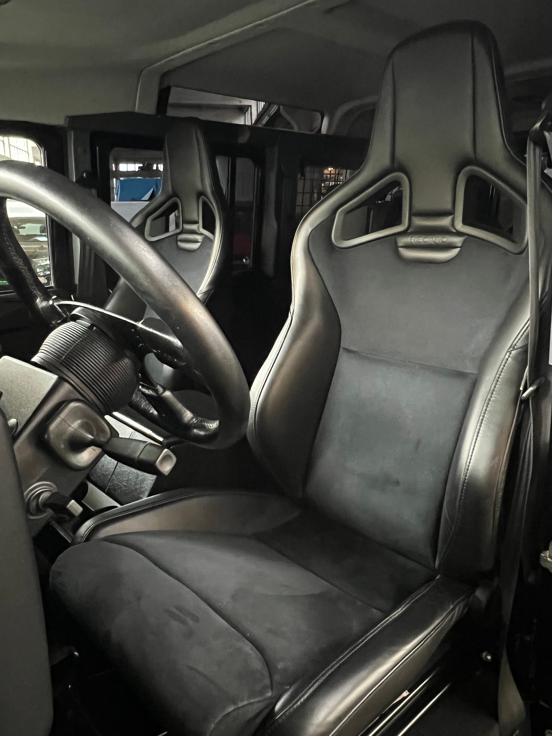 LAND ROVER Defender 110 2.2 TD4 Station Wagon SE-showroom-element-3