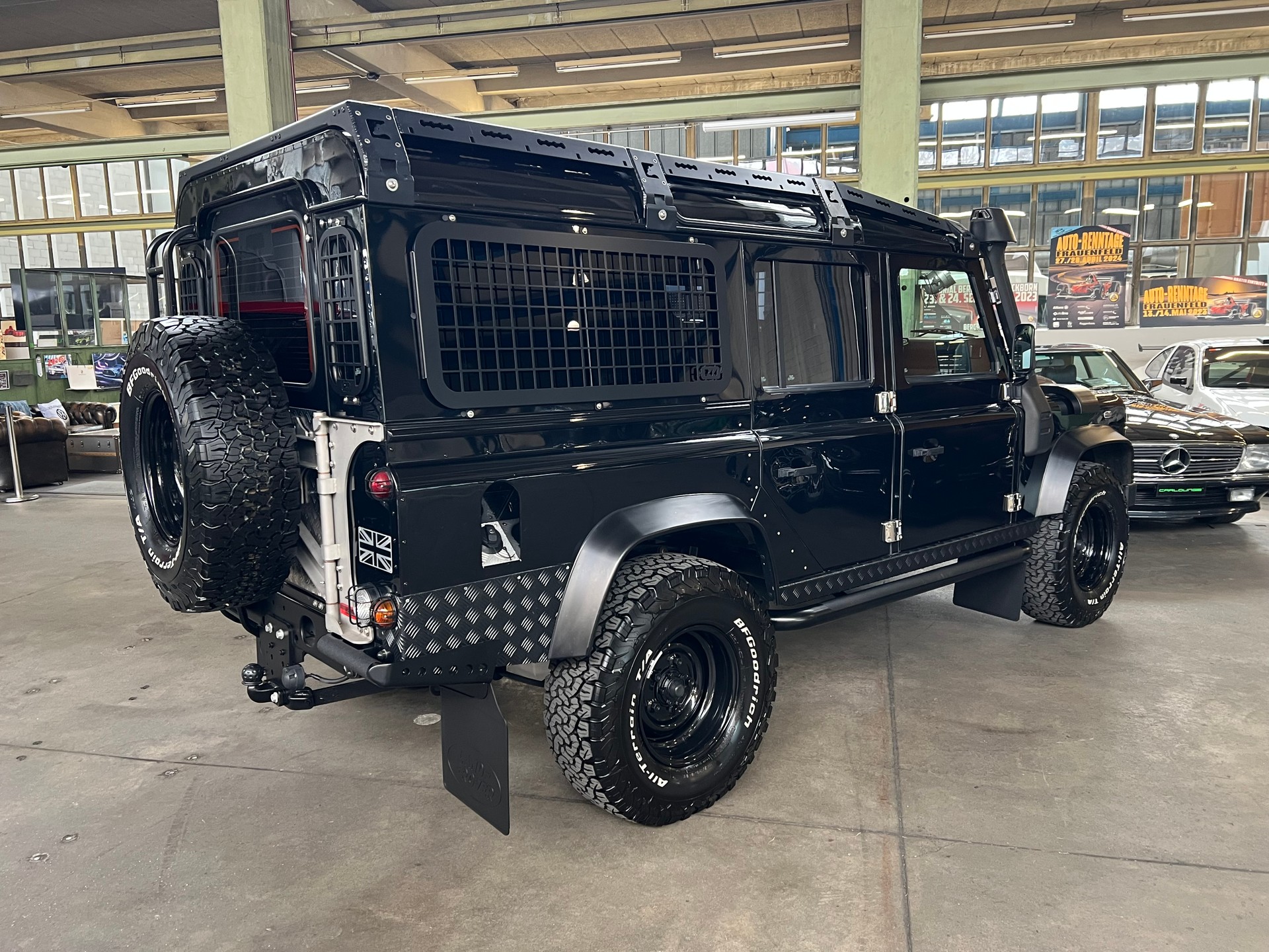 LAND ROVER Defender 110 2.2 TD4 Station Wagon SE-showroom-element-1