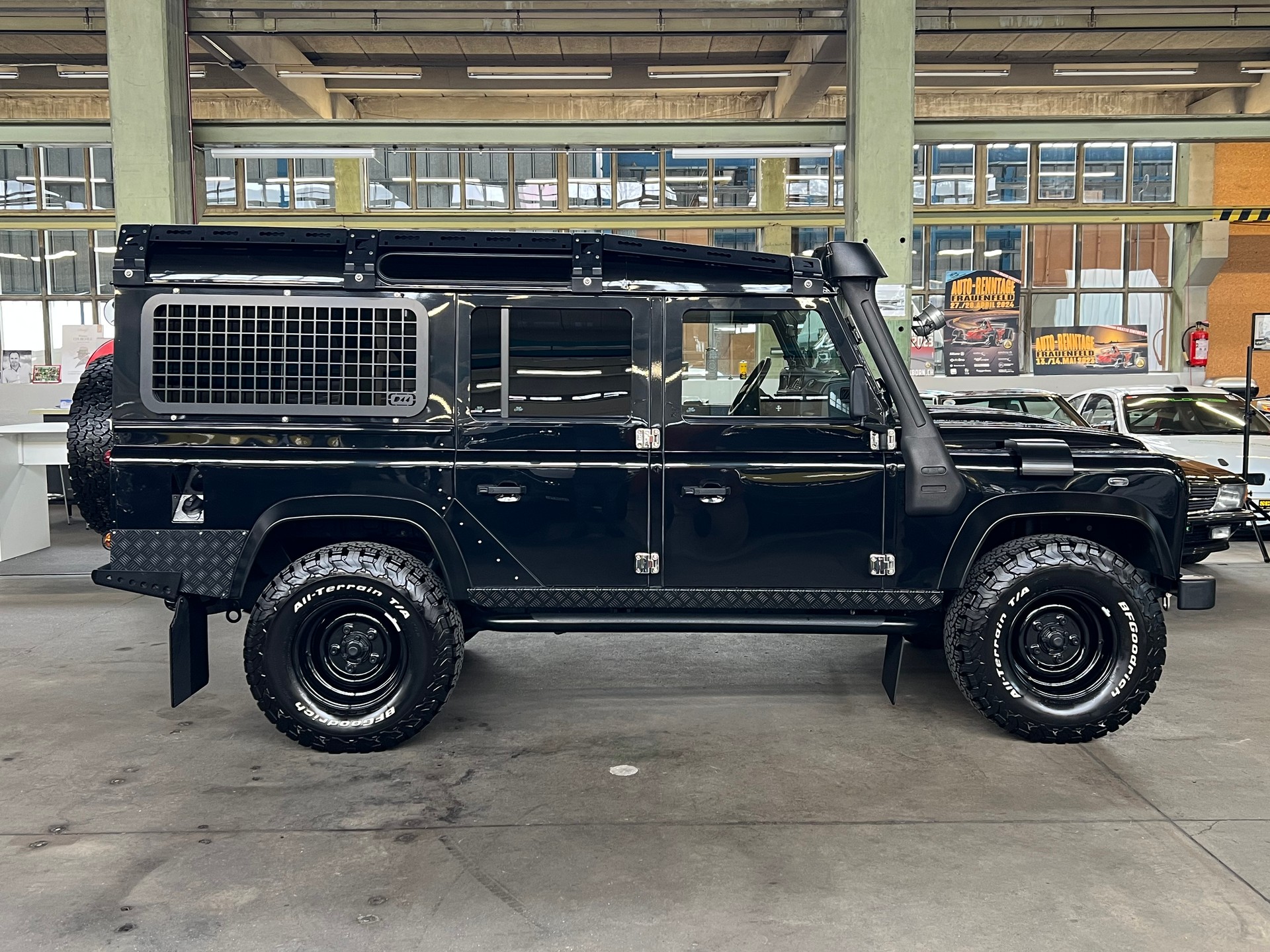LAND ROVER Defender 110 2.2 TD4 Station Wagon SE-image-16
