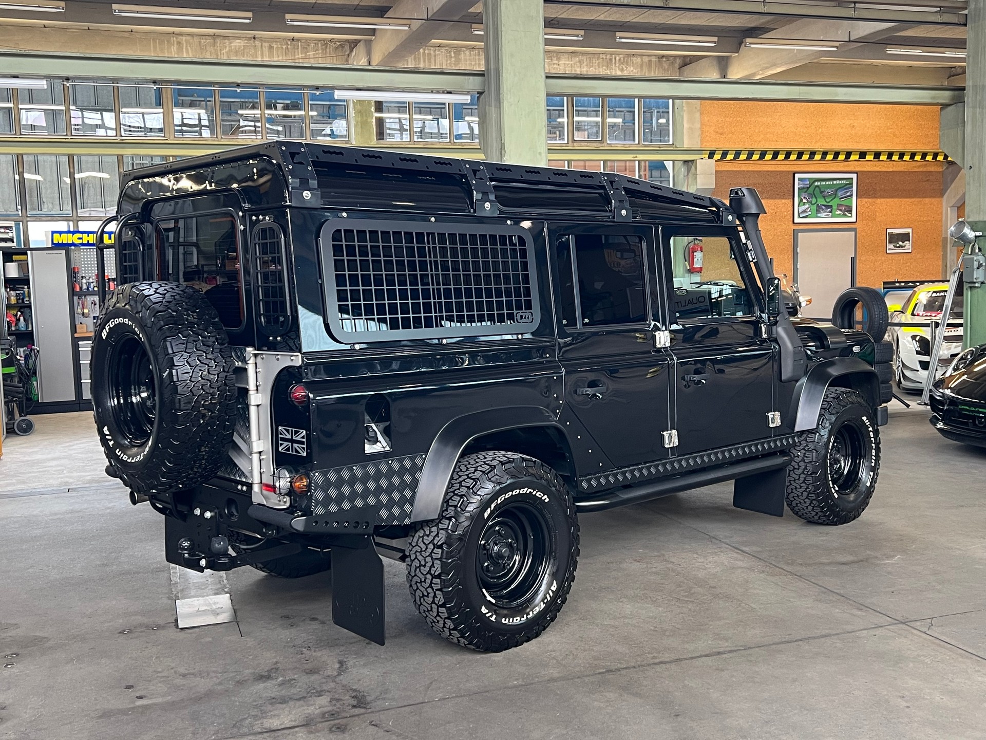 LAND ROVER Defender 110 2.2 TD4 Station Wagon SE-image-13