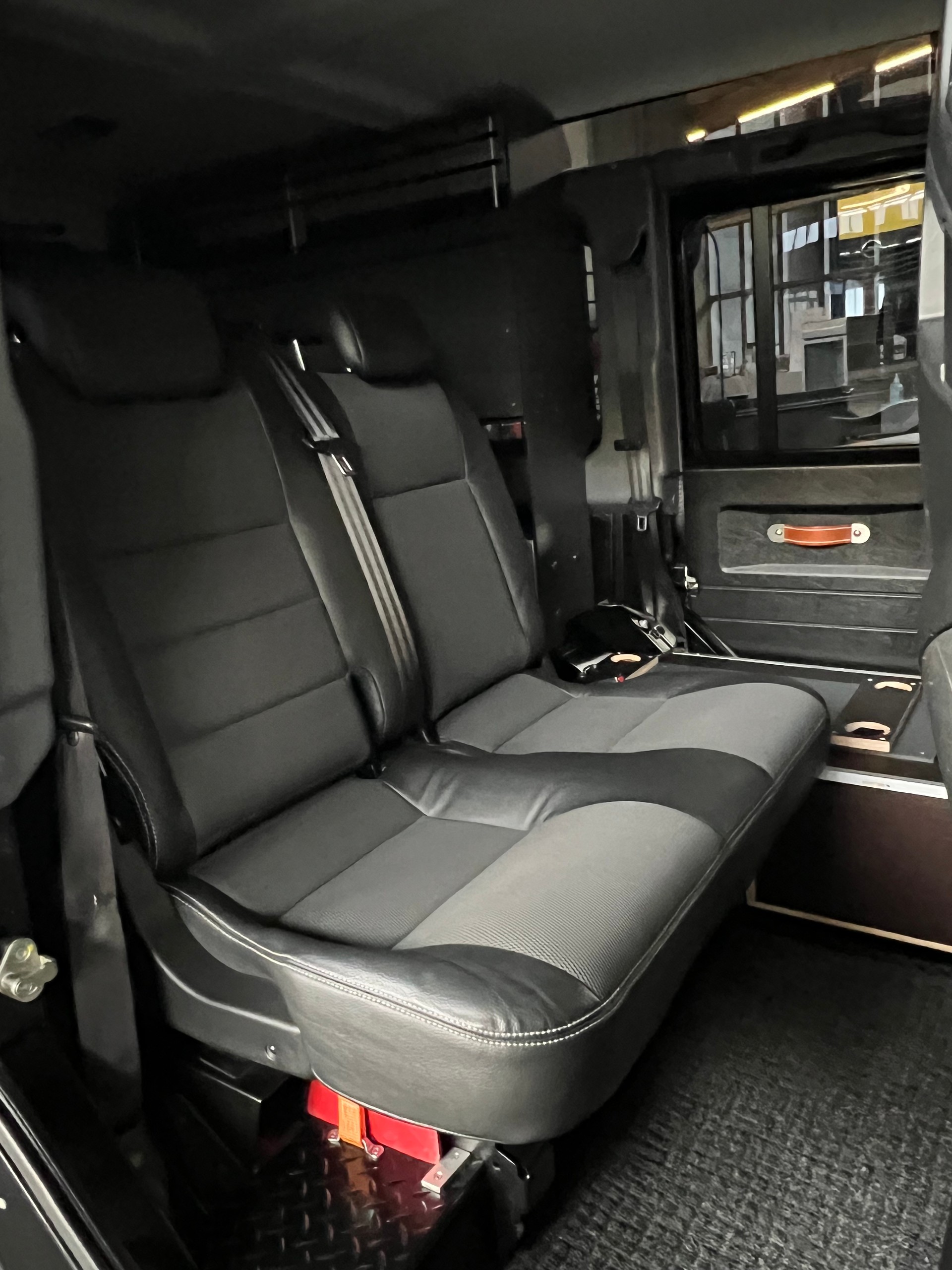 LAND ROVER Defender 110 2.2 TD4 Station Wagon SE-image-17