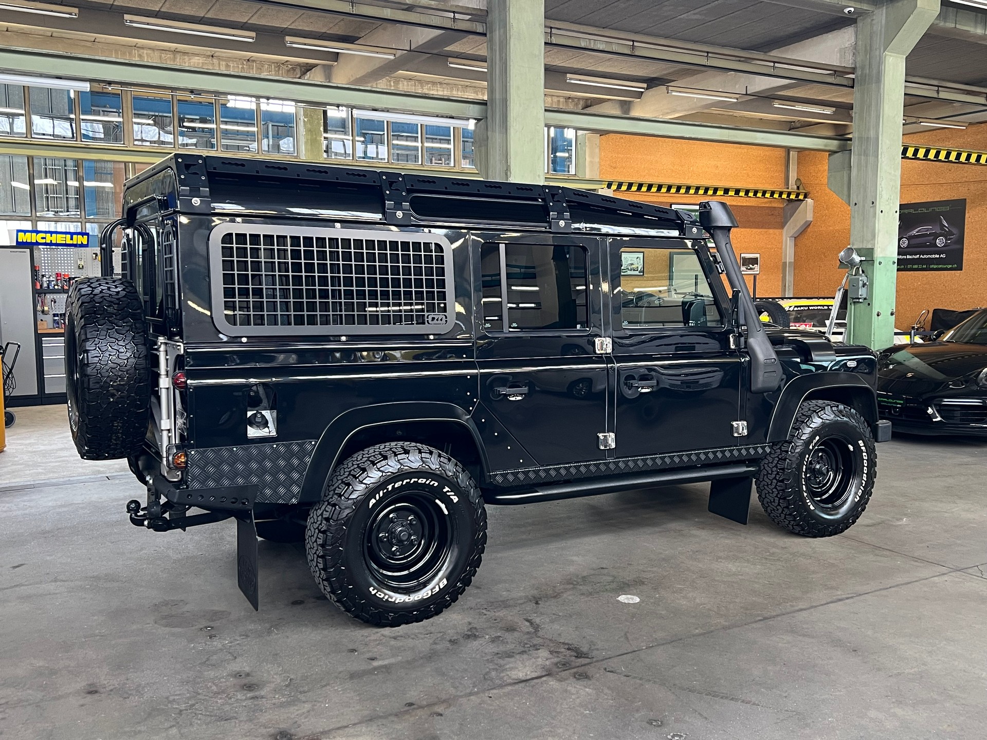LAND ROVER Defender 110 2.2 TD4 Station Wagon SE-image-14