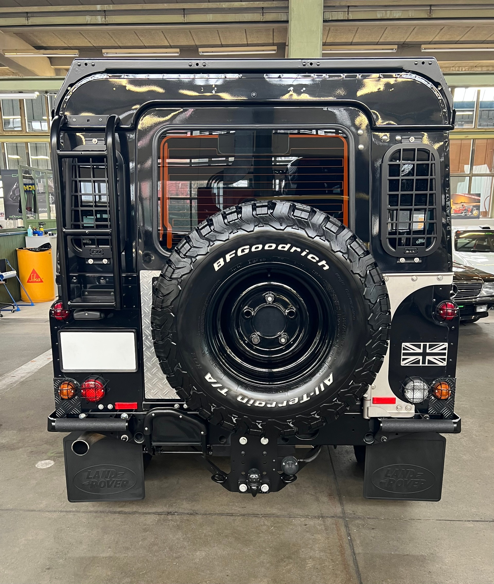 LAND ROVER Defender 110 2.2 TD4 Station Wagon SE-image-7