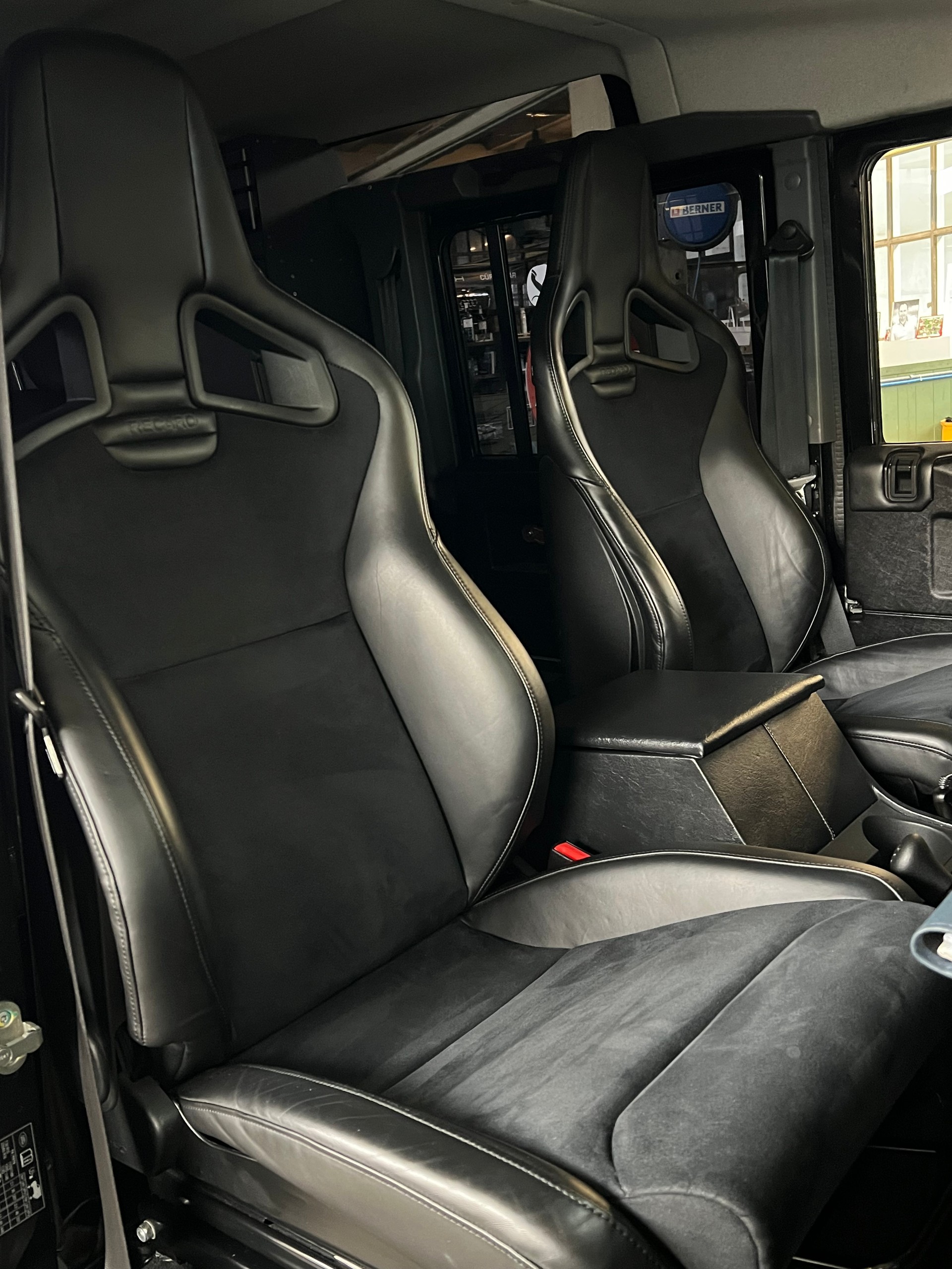 LAND ROVER Defender 110 2.2 TD4 Station Wagon SE-image-18