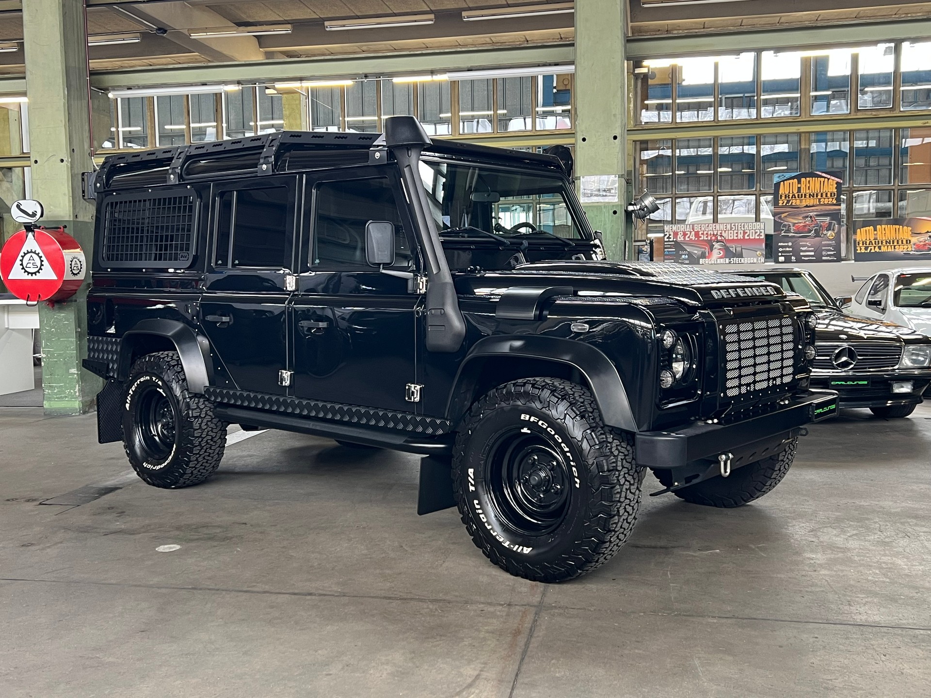LAND ROVER Defender 110 2.2 TD4 Station Wagon SE-image-12