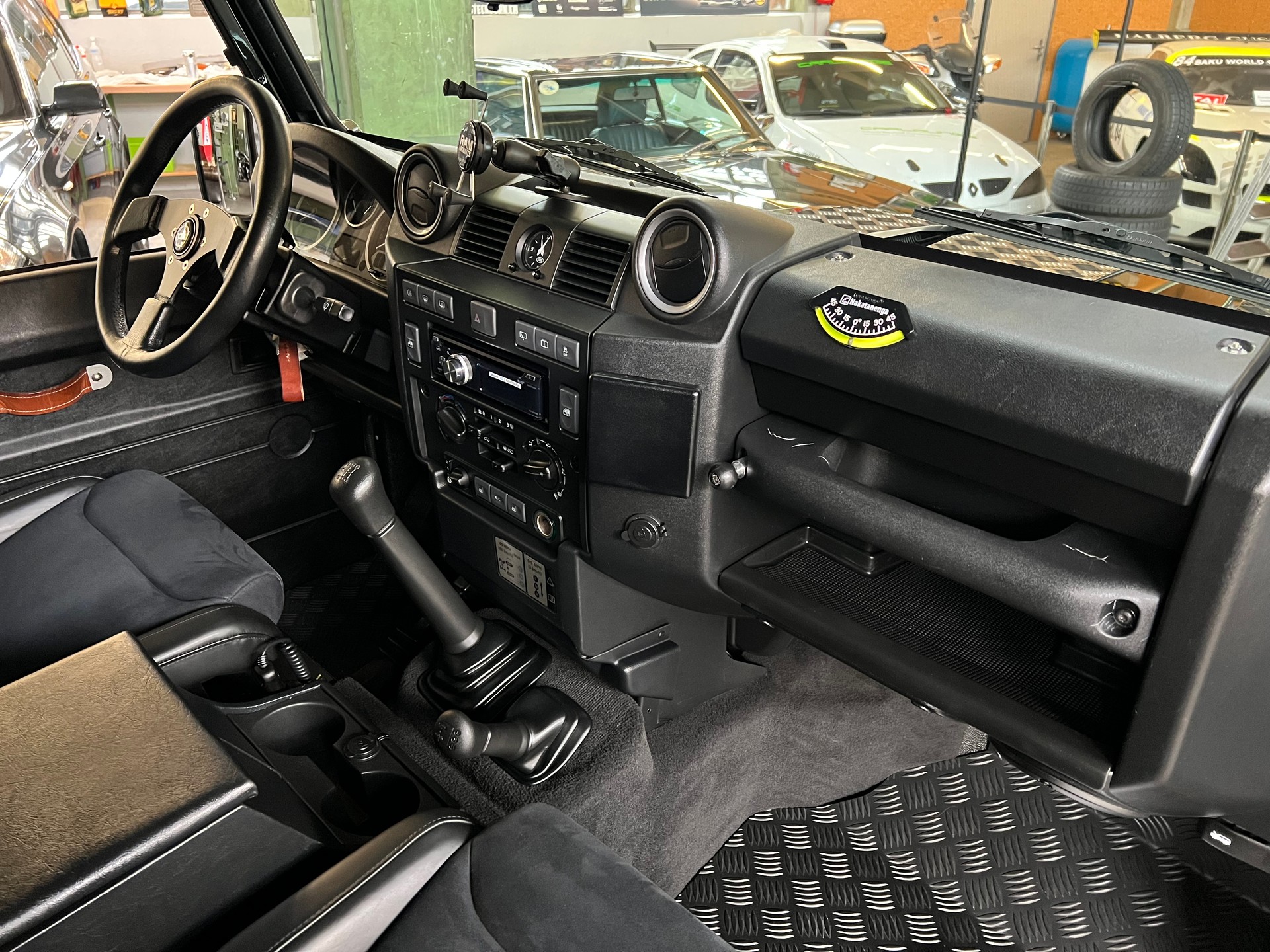 LAND ROVER Defender 110 2.2 TD4 Station Wagon SE-showroom-element-2