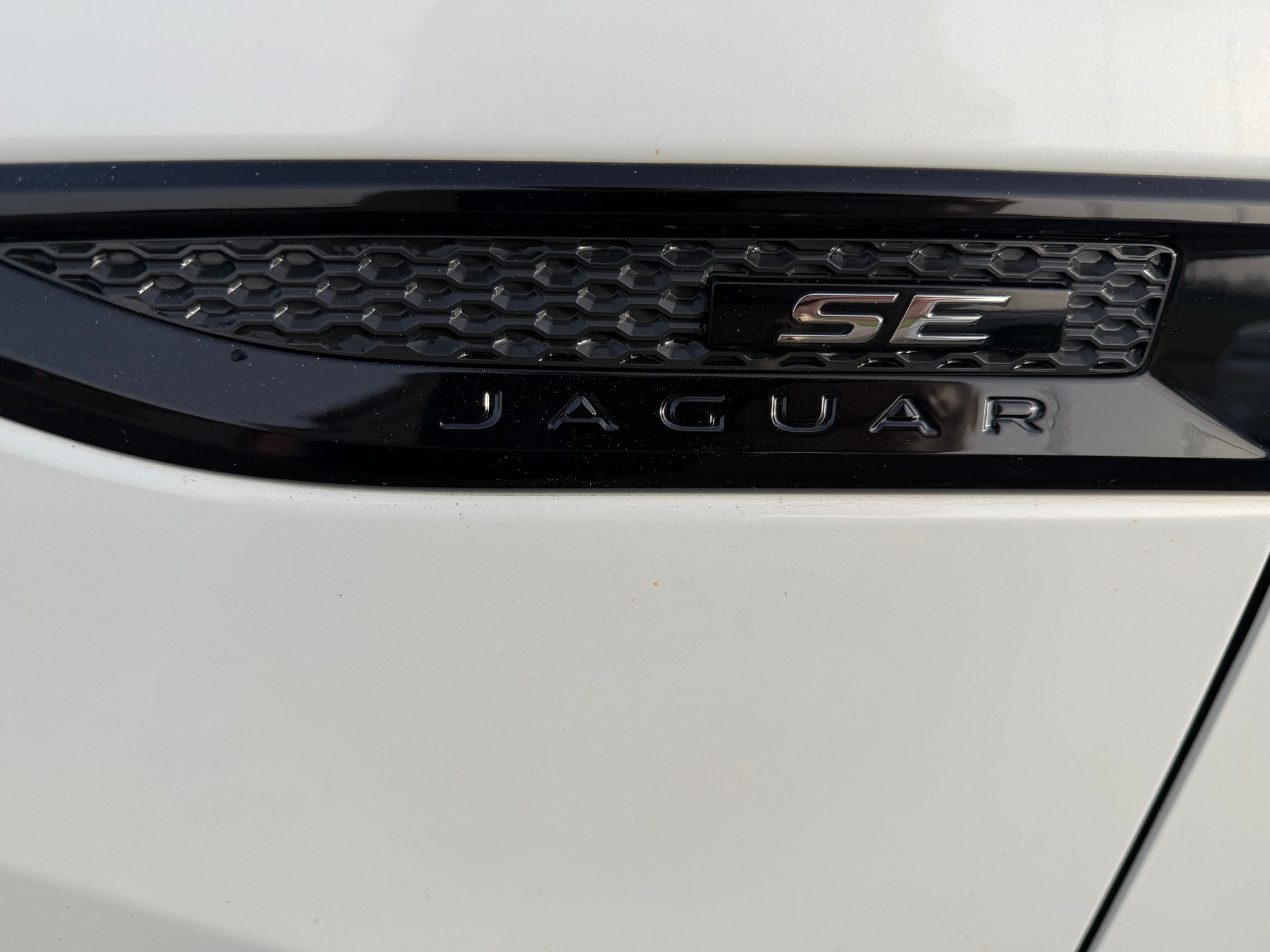 JAGUAR E-Pace 2.0d D240 R-Dynamic SE AWD Automatik-image-5
