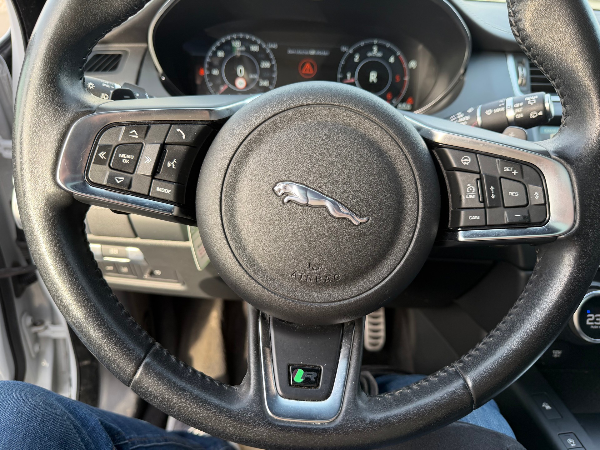 JAGUAR E-Pace 2.0d D240 R-Dynamic SE AWD Automatik-image-16