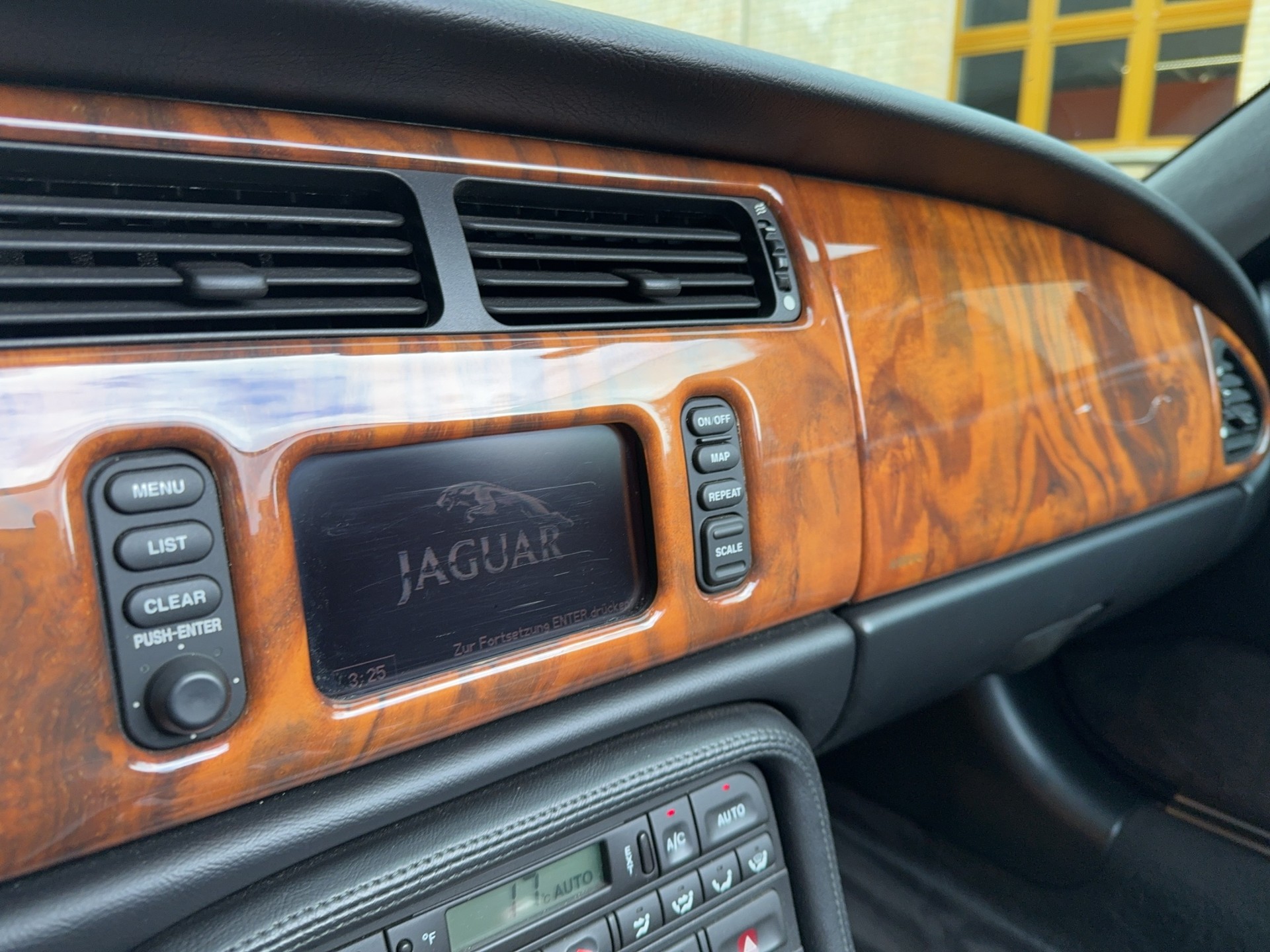 JAGUAR XK8 Convertible 4.0-image-25