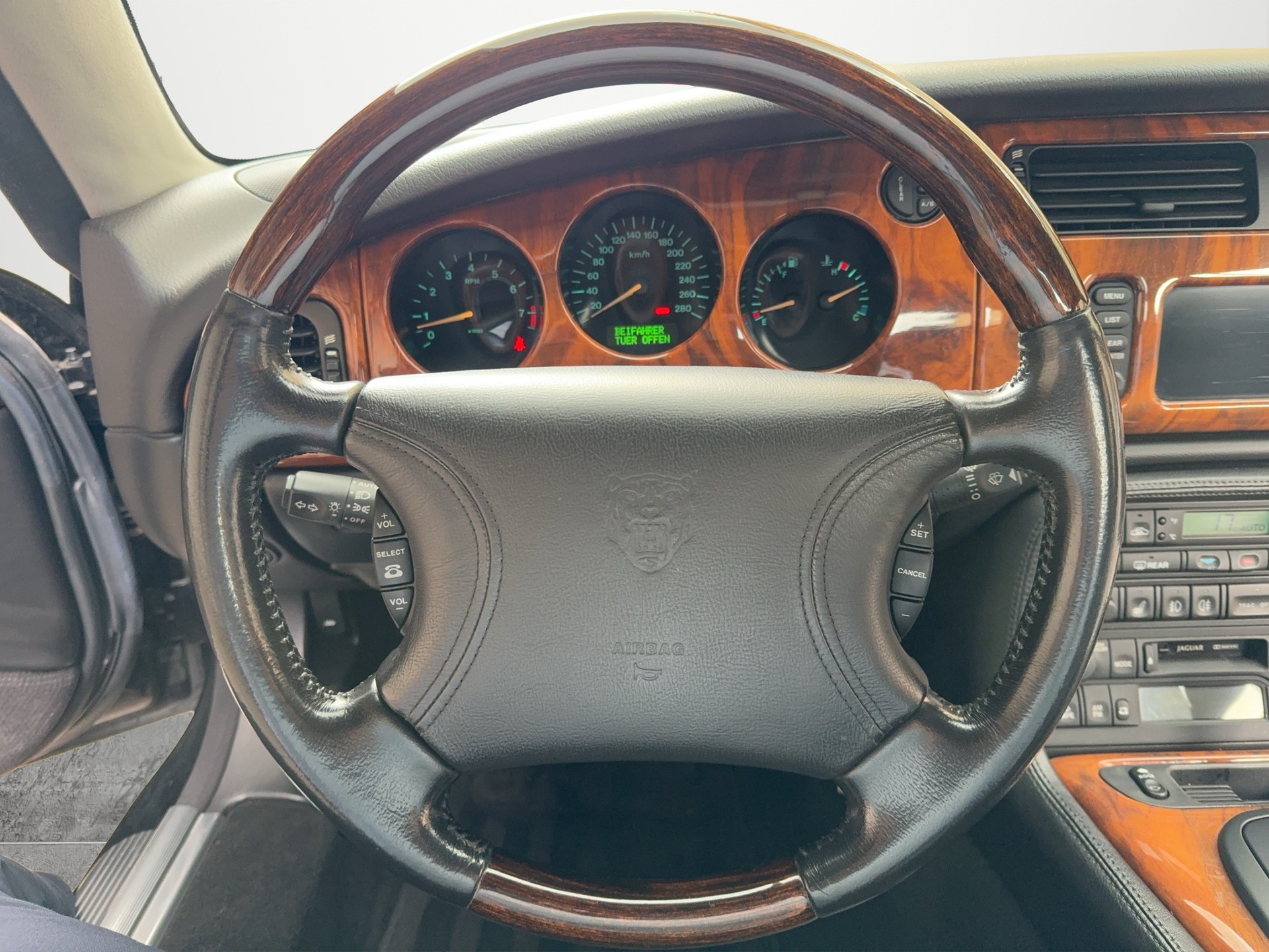 JAGUAR XK8 Convertible 4.0-image-18