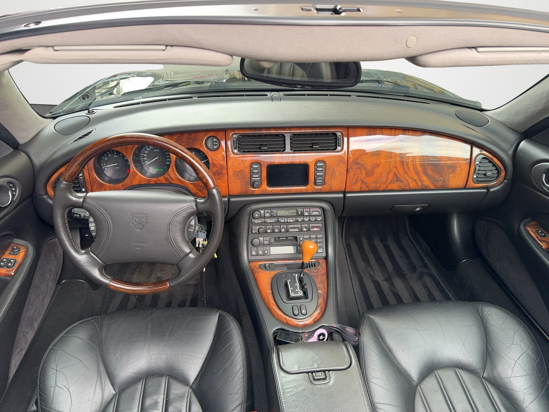 JAGUAR XK8 Convertible 4.0-image-19