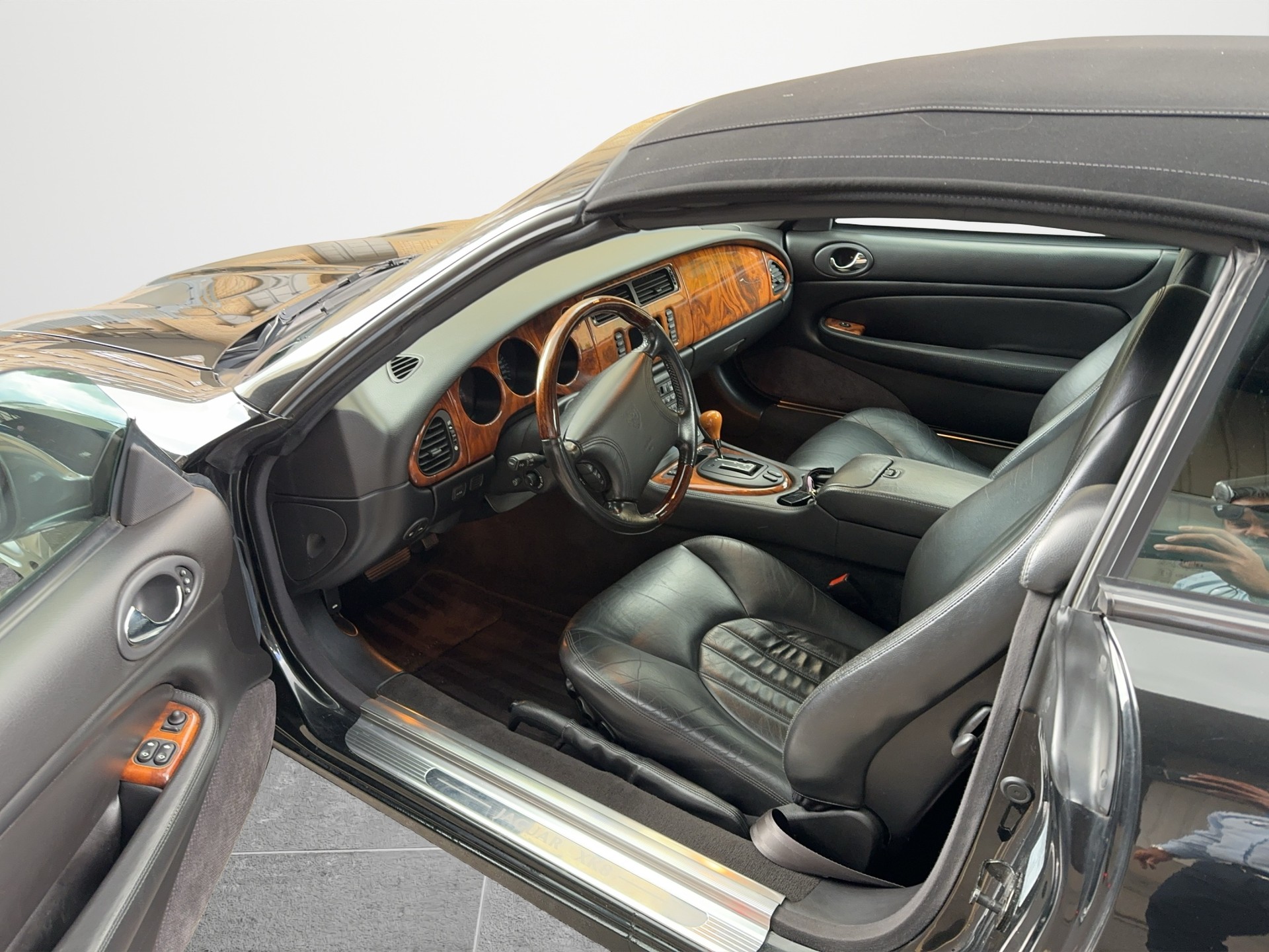 JAGUAR XK8 Convertible 4.0-image-16