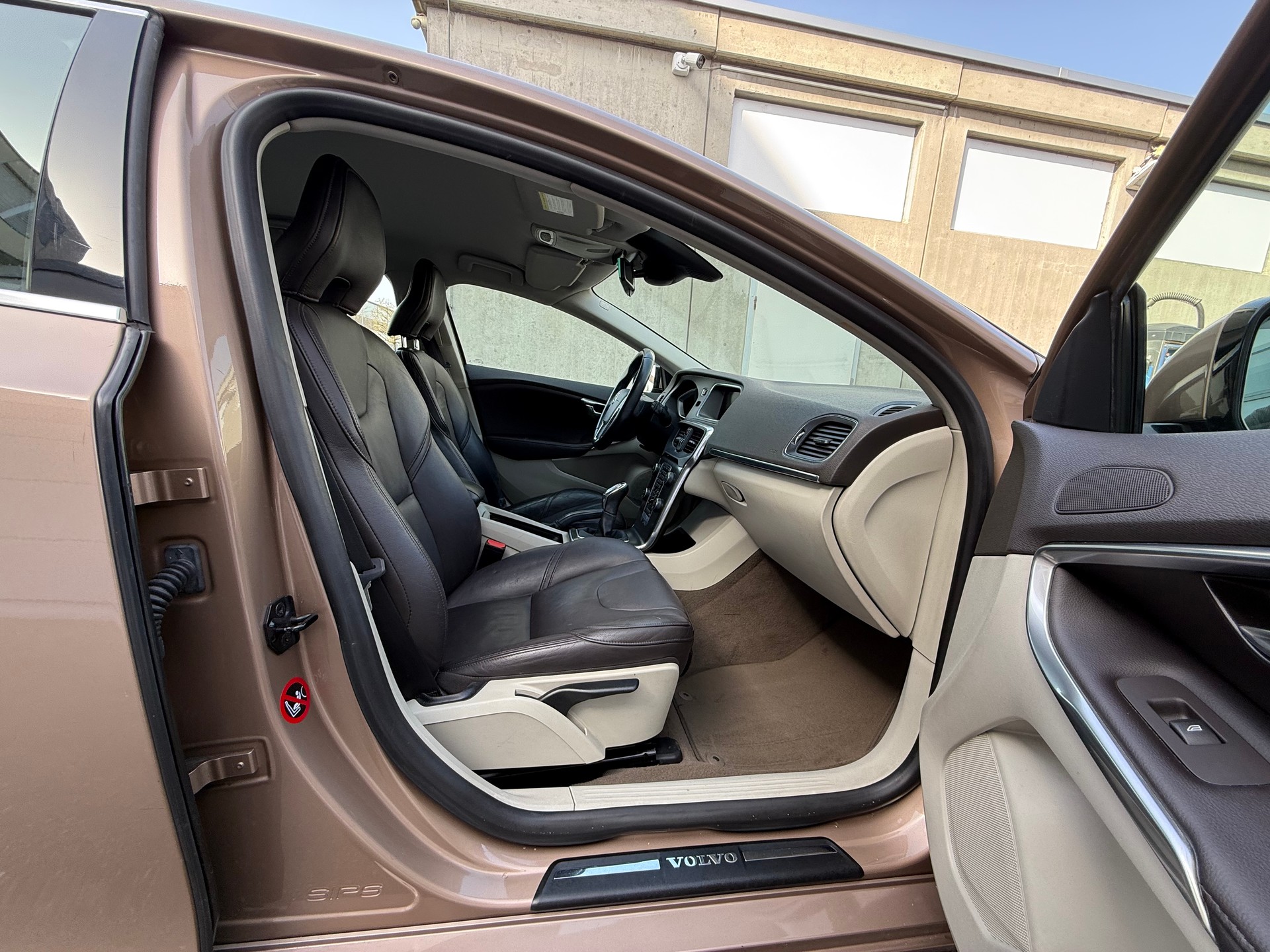 VOLVO V40 D2 Momentum **CH Fahrzeug *Ein neuer Dieselpartikelfilter (DPF) *Tempomat *Frisch ab MFK *Lederausstattung *Sitzheizung-image-14