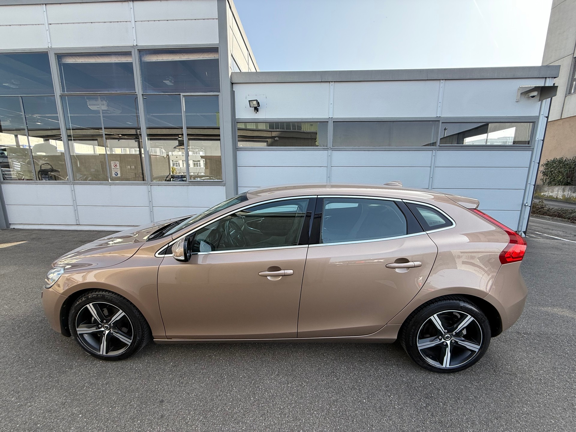 VOLVO V40 D2 Momentum **CH Fahrzeug *Ein neuer Dieselpartikelfilter (DPF) *Tempomat *Frisch ab MFK *Lederausstattung *Sitzheizung-image-6