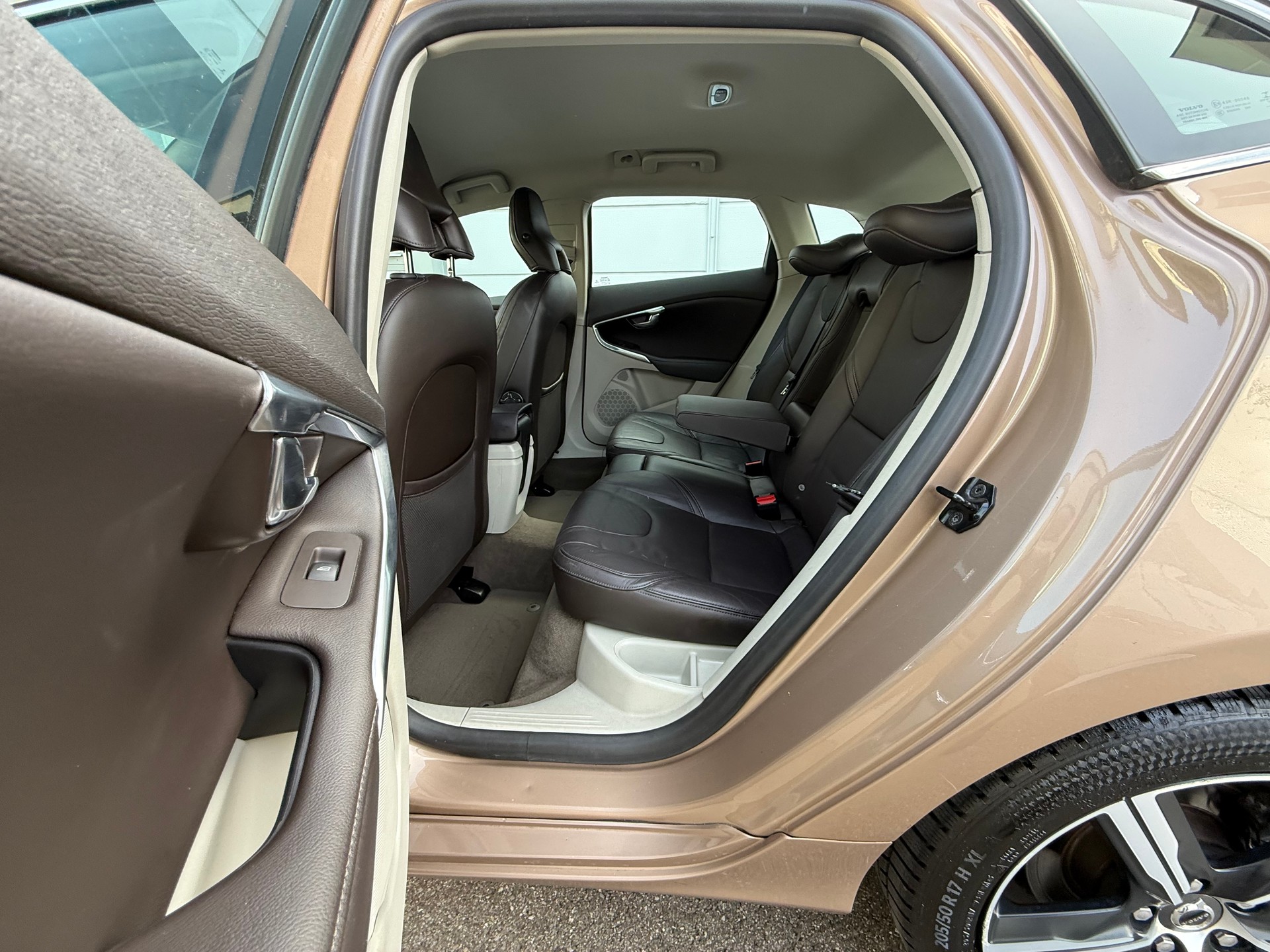 VOLVO V40 D2 Momentum **CH Fahrzeug *Ein neuer Dieselpartikelfilter (DPF) *Tempomat *Frisch ab MFK *Lederausstattung *Sitzheizung-image-12
