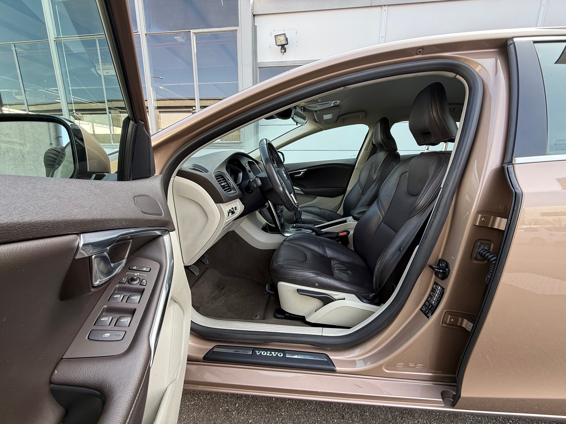 VOLVO V40 D2 Momentum **CH Fahrzeug *Ein neuer Dieselpartikelfilter (DPF) *Tempomat *Frisch ab MFK *Lederausstattung *Sitzheizung-image-7