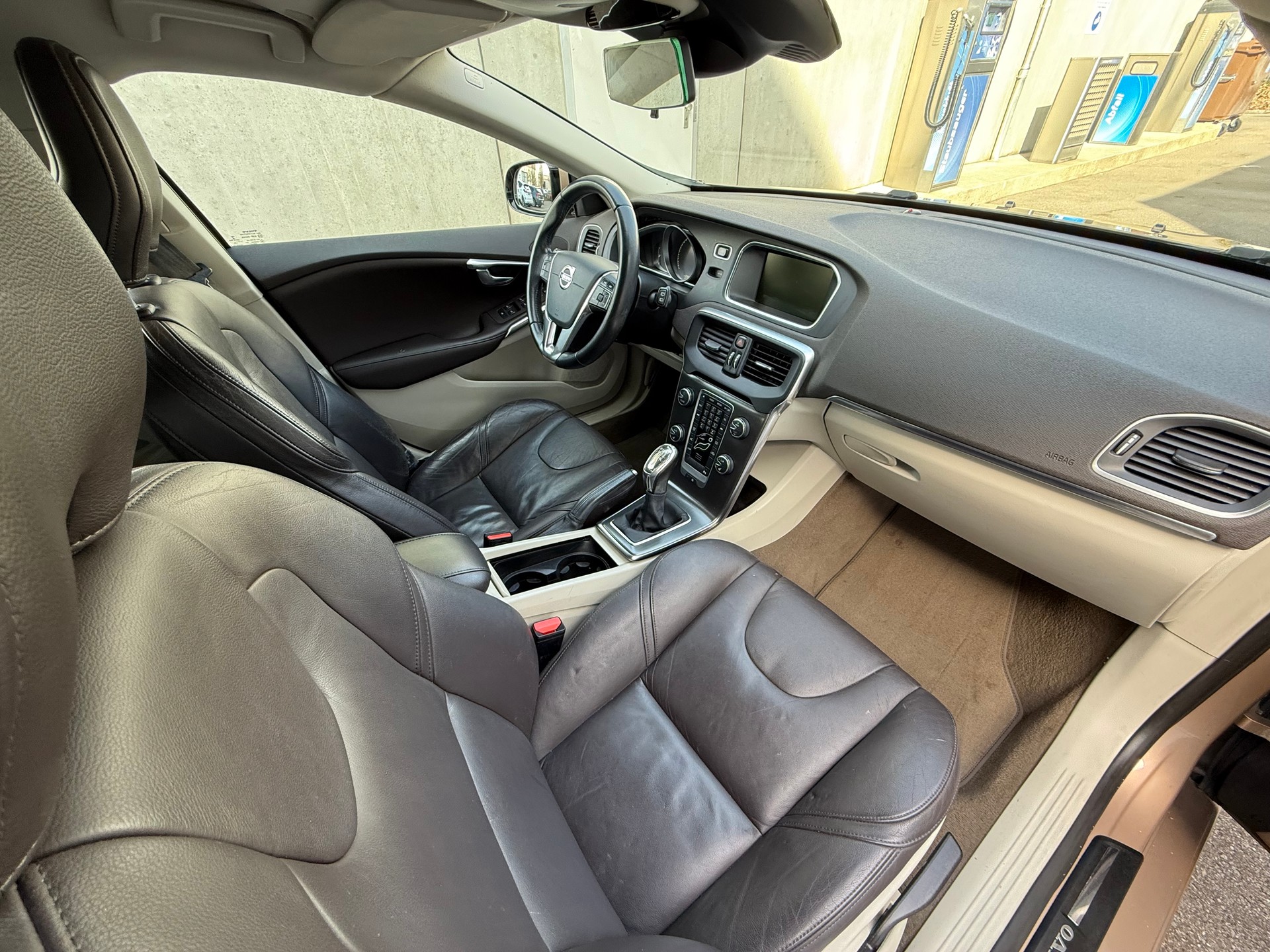 VOLVO V40 D2 Momentum **CH Fahrzeug *Ein neuer Dieselpartikelfilter (DPF) *Tempomat *Frisch ab MFK *Lederausstattung *Sitzheizung-image-15
