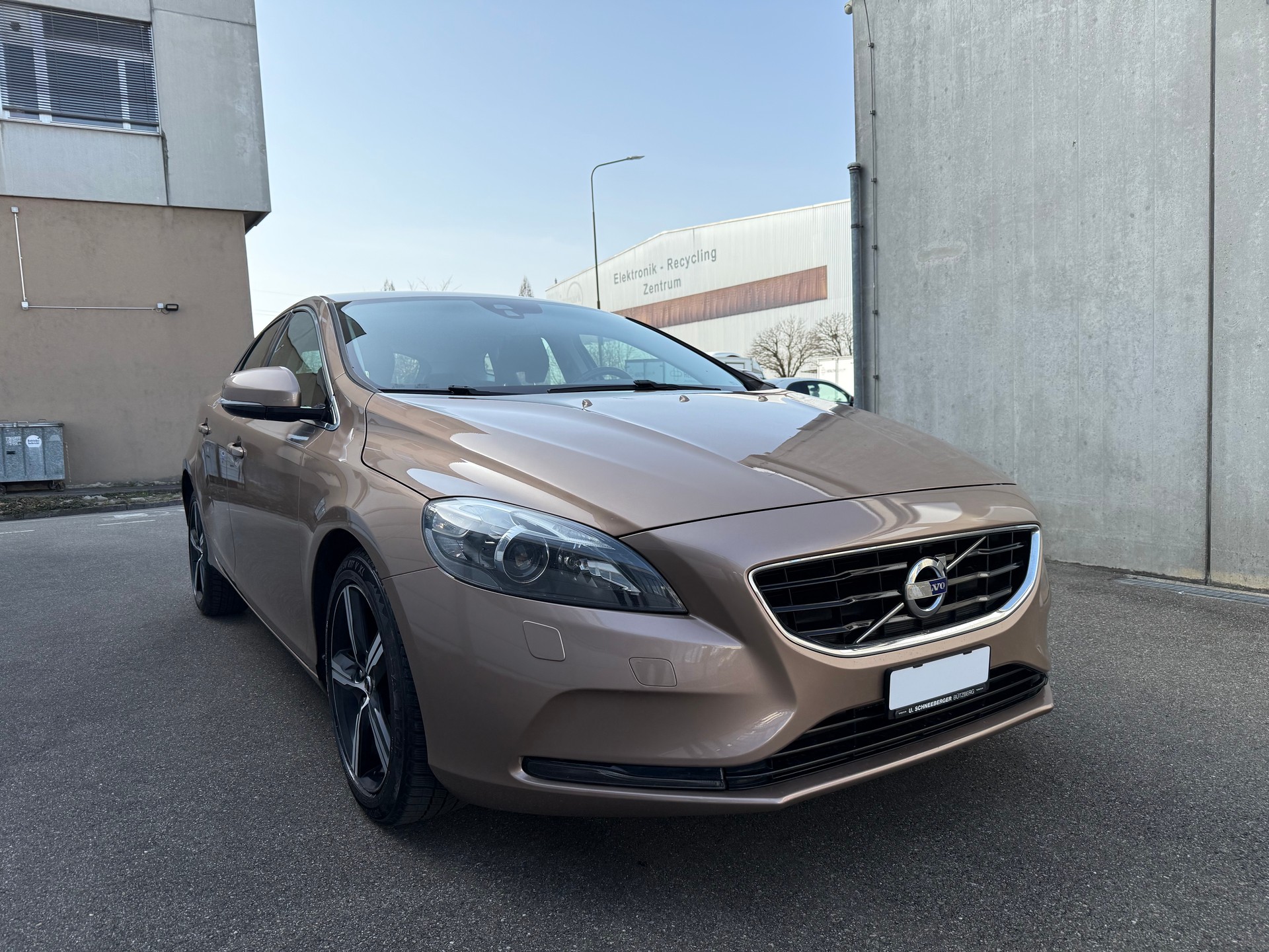 VOLVO V40 D2 Momentum **CH Fahrzeug *Ein neuer Dieselpartikelfilter (DPF) *Tempomat *Frisch ab MFK *Lederausstattung *Sitzheizung-image-1
