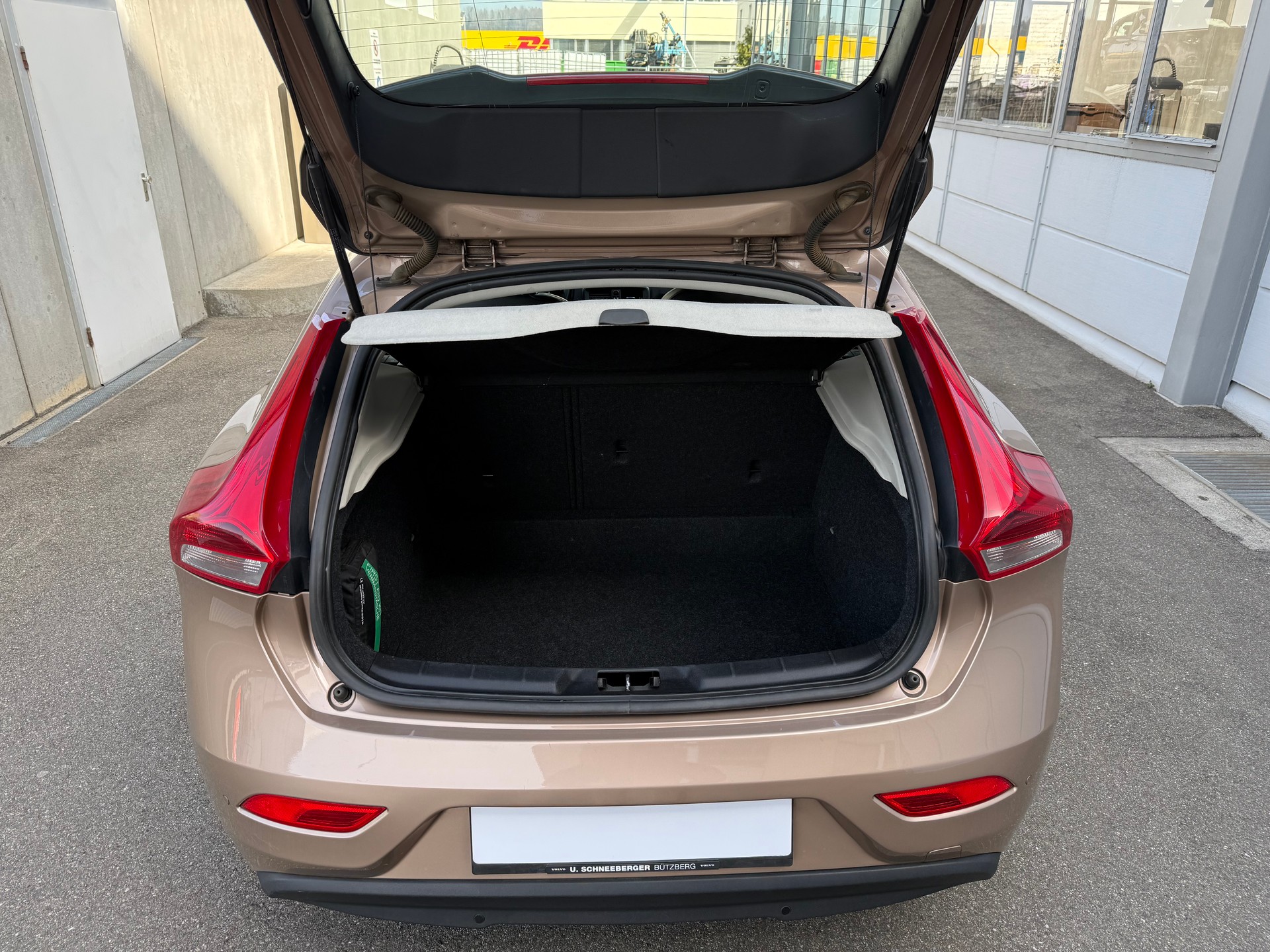 VOLVO V40 D2 Momentum **CH Fahrzeug *Ein neuer Dieselpartikelfilter (DPF) *Tempomat *Frisch ab MFK *Lederausstattung *Sitzheizung-image-4
