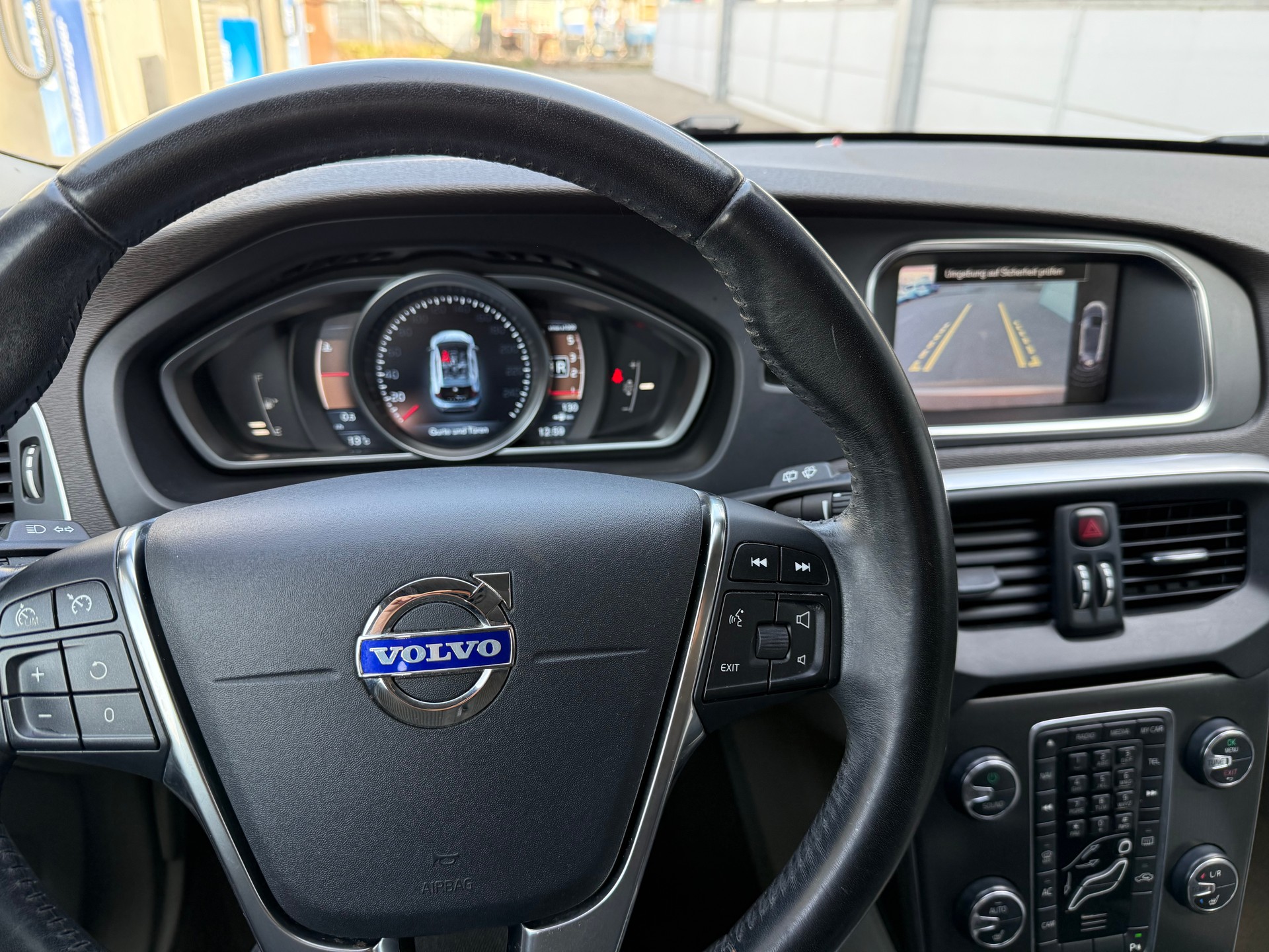 VOLVO V40 D2 Momentum **CH Fahrzeug *Ein neuer Dieselpartikelfilter (DPF) *Tempomat *Frisch ab MFK *Lederausstattung *Sitzheizung-image-9