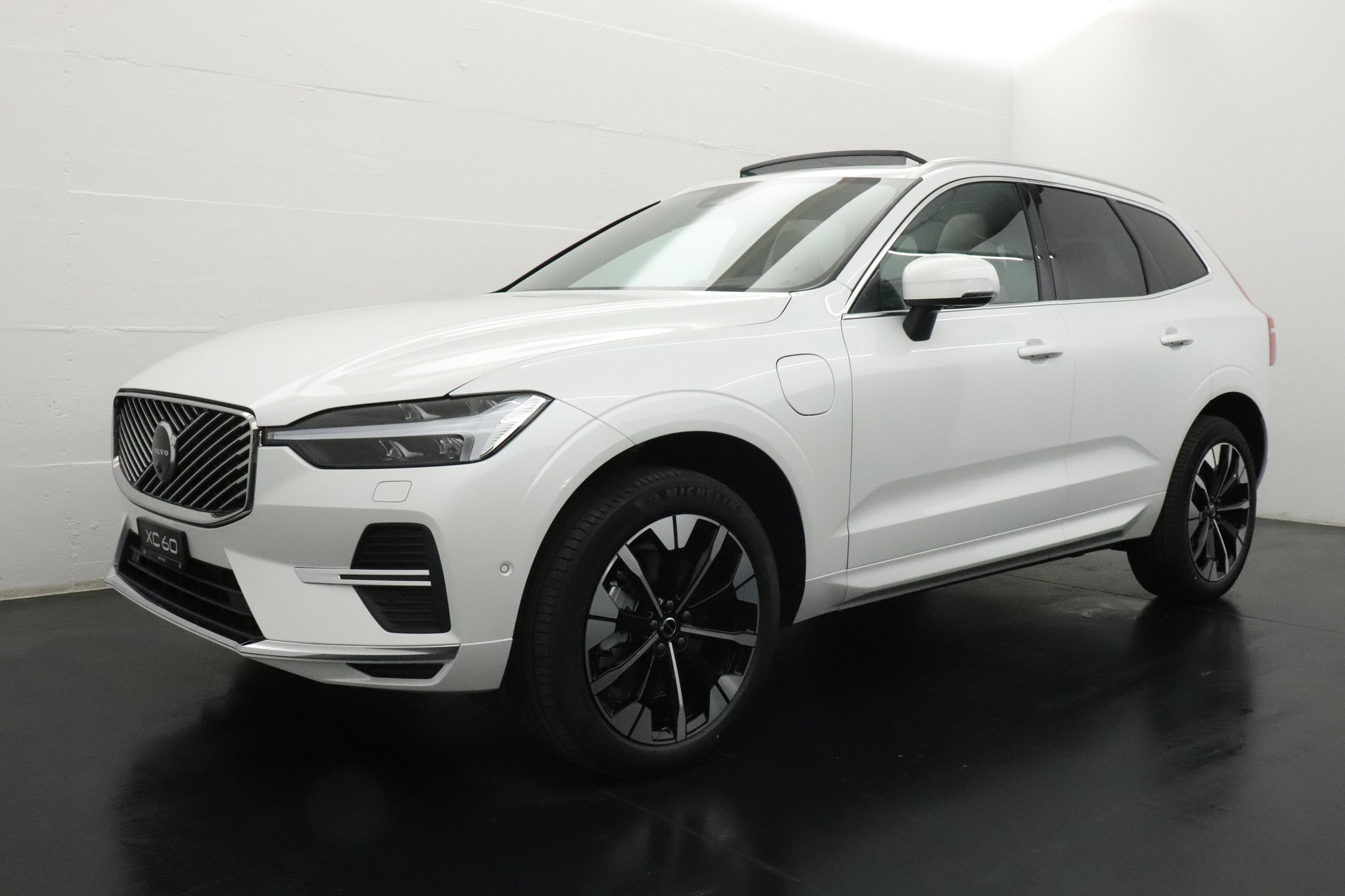 VOLVO XC60 2.0 T6 TE Ultra Bright eAWD-showroom-element-1