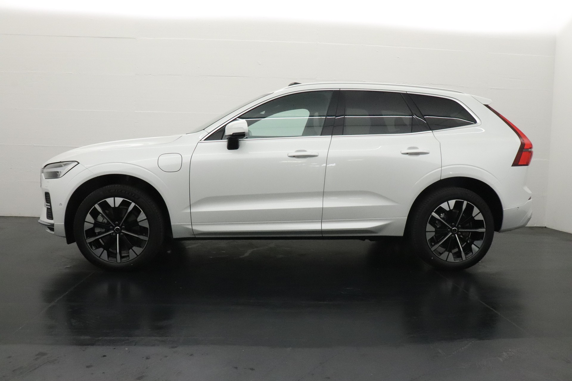 VOLVO XC60 2.0 T6 TE Ultra Bright eAWD-showroom-element-3