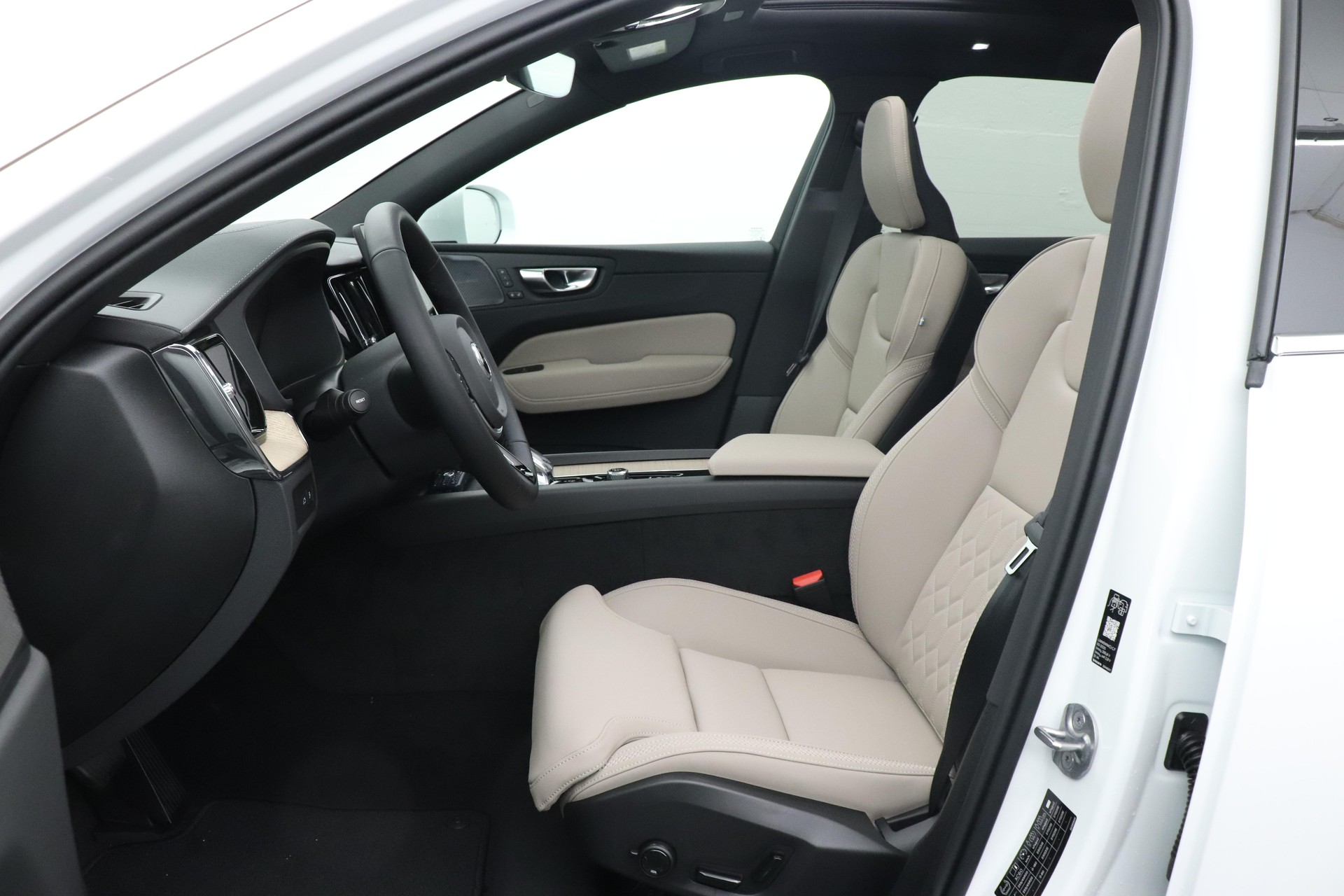 VOLVO XC60 2.0 T6 TE Ultra Bright eAWD-showroom-element-2