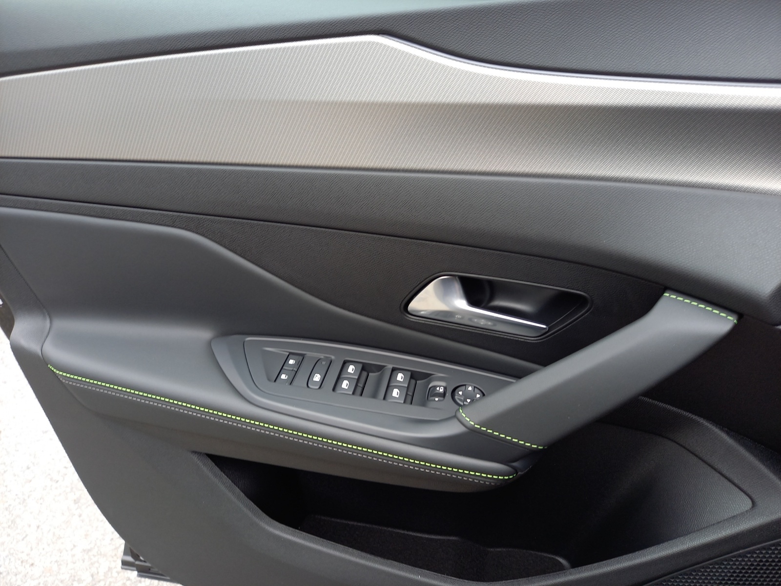 PEUGEOT 408 1.6 PHEV 180 GT-image-11