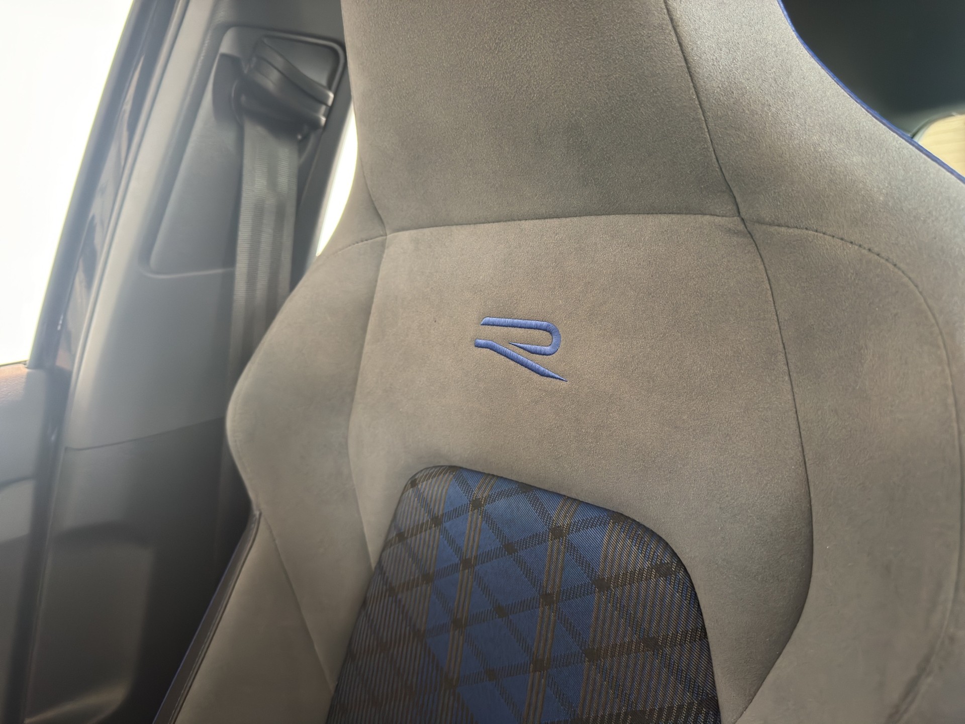 VW Golf 2.0 TSI R DSG 4Motion R Performance-image-14