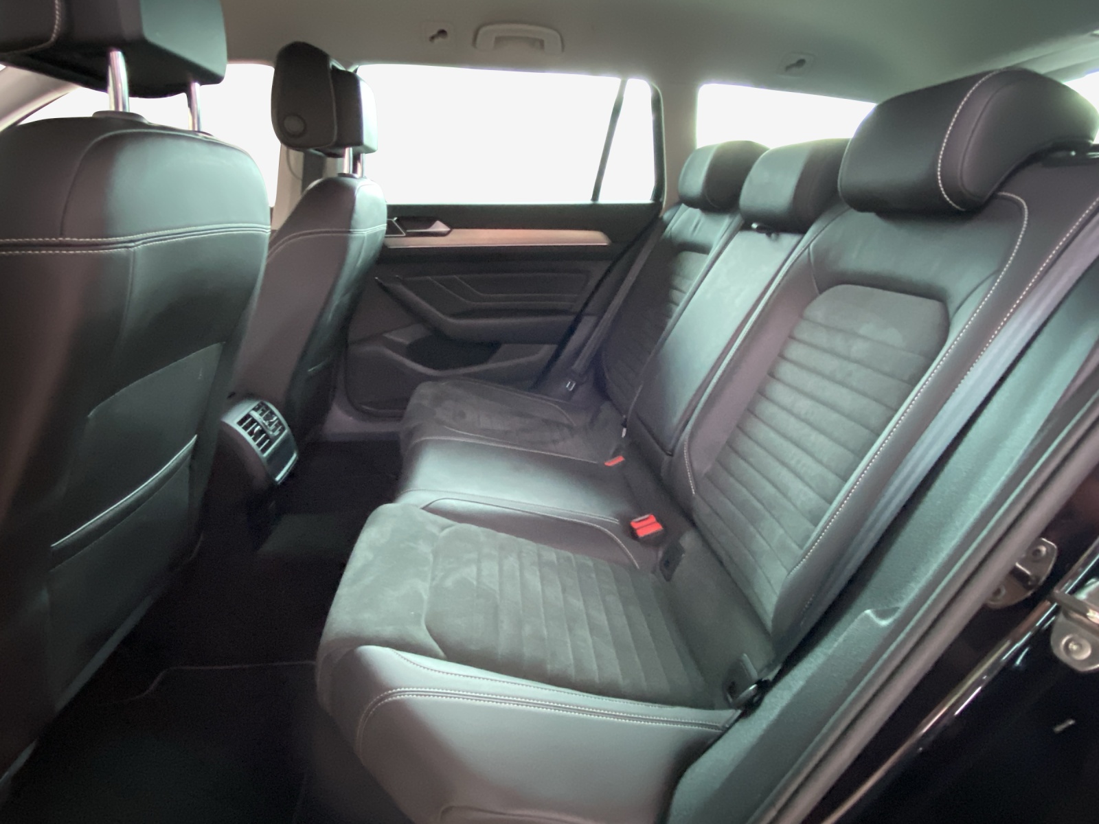 VW Passat 2.0 TDI BMT Elegance 4Motion DSG-image-11