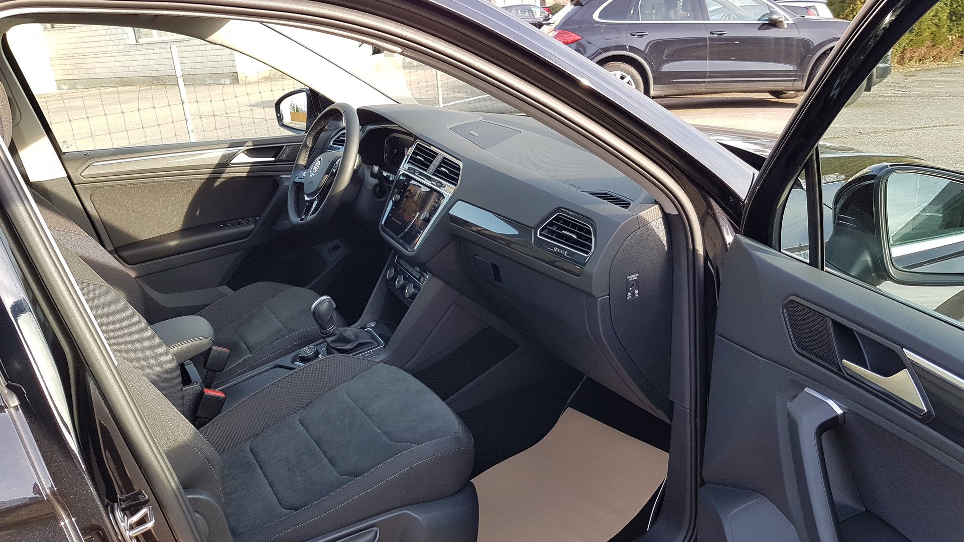 VW Tiguan 2.0 TDI SCR Highline 4Motion DSG-image-4