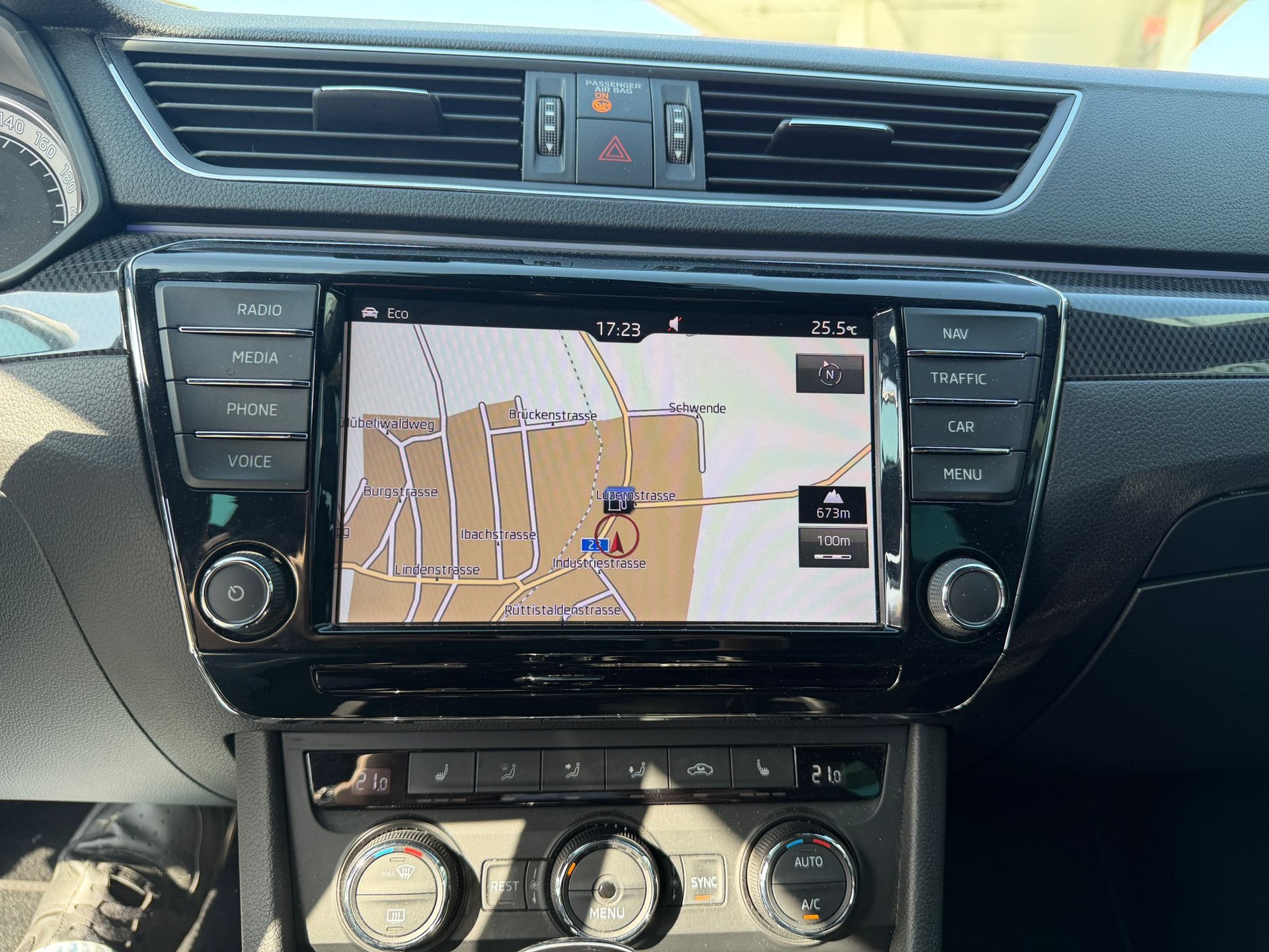 SKODA Superb Combi 2.0 TDi Sport Line 4x4 DSG-image-16