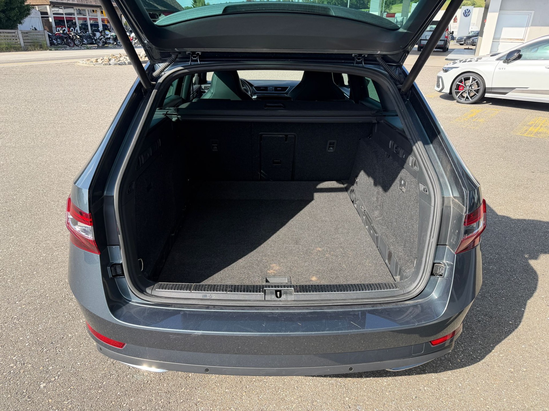 SKODA Superb Combi 2.0 TDi Sport Line 4x4 DSG-image-25
