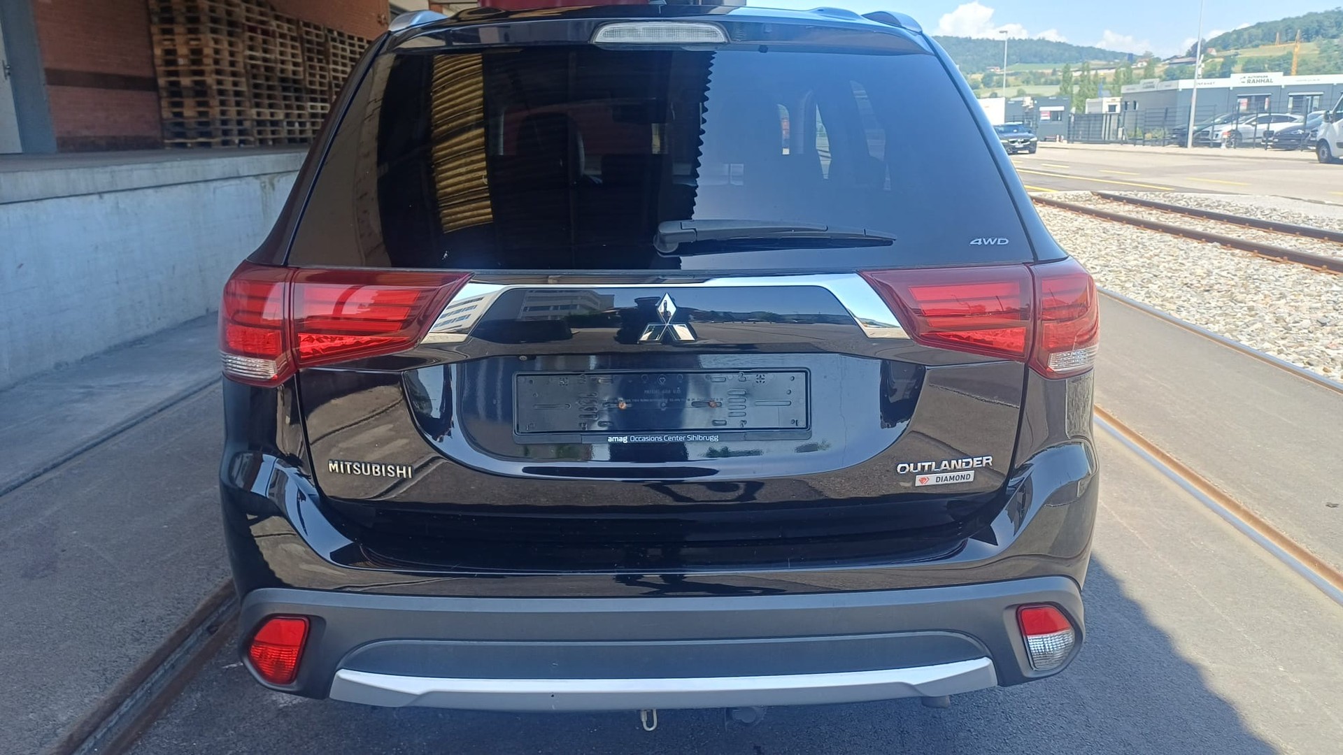 MITSUBISHI Outlander 2.2 DID Diamond Annivers. 4WD 7 Plätze Automatic-image-5