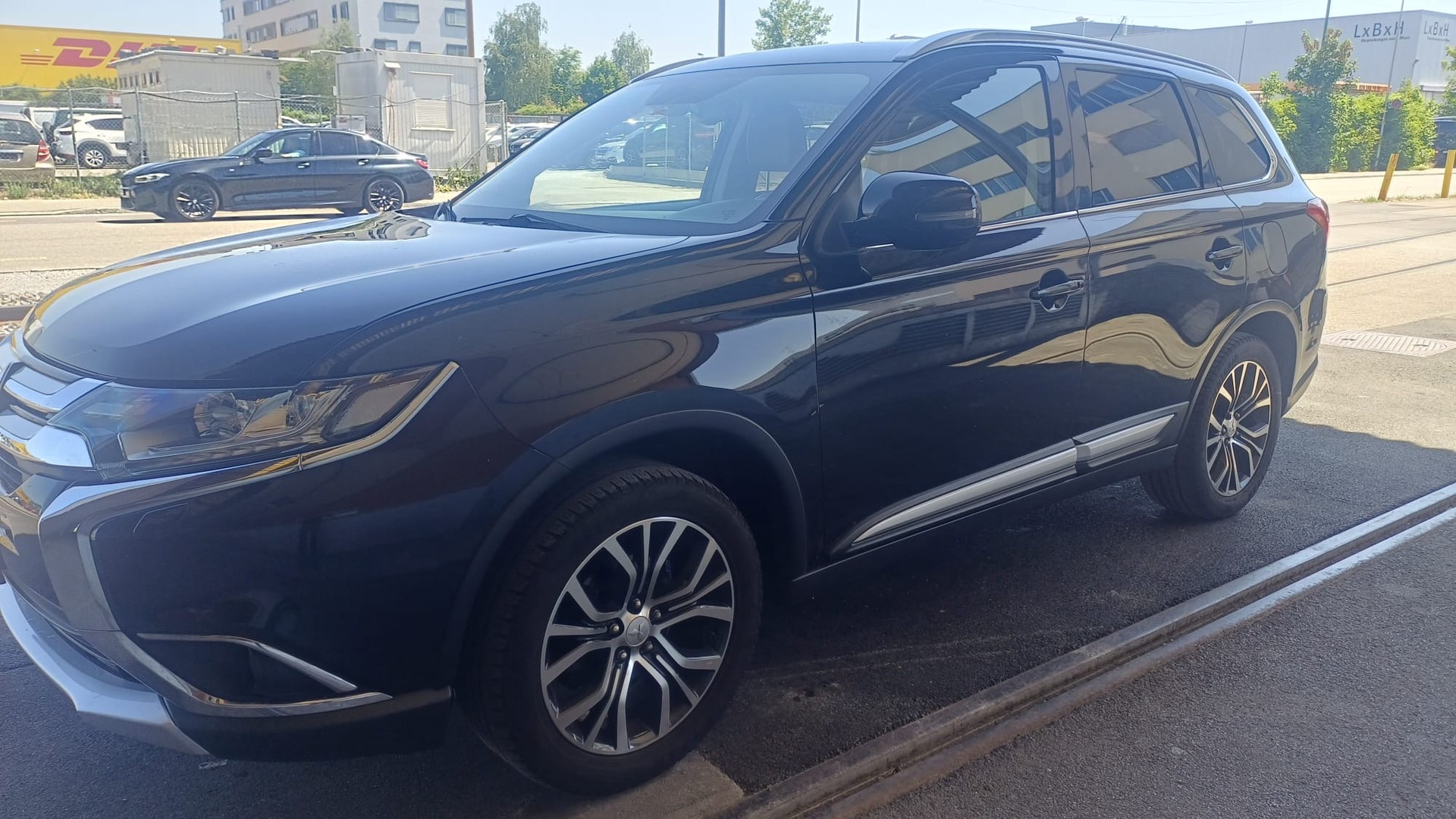 MITSUBISHI Outlander 2.2 DID Diamond Annivers. 4WD 7 Plätze Automatic-image-1