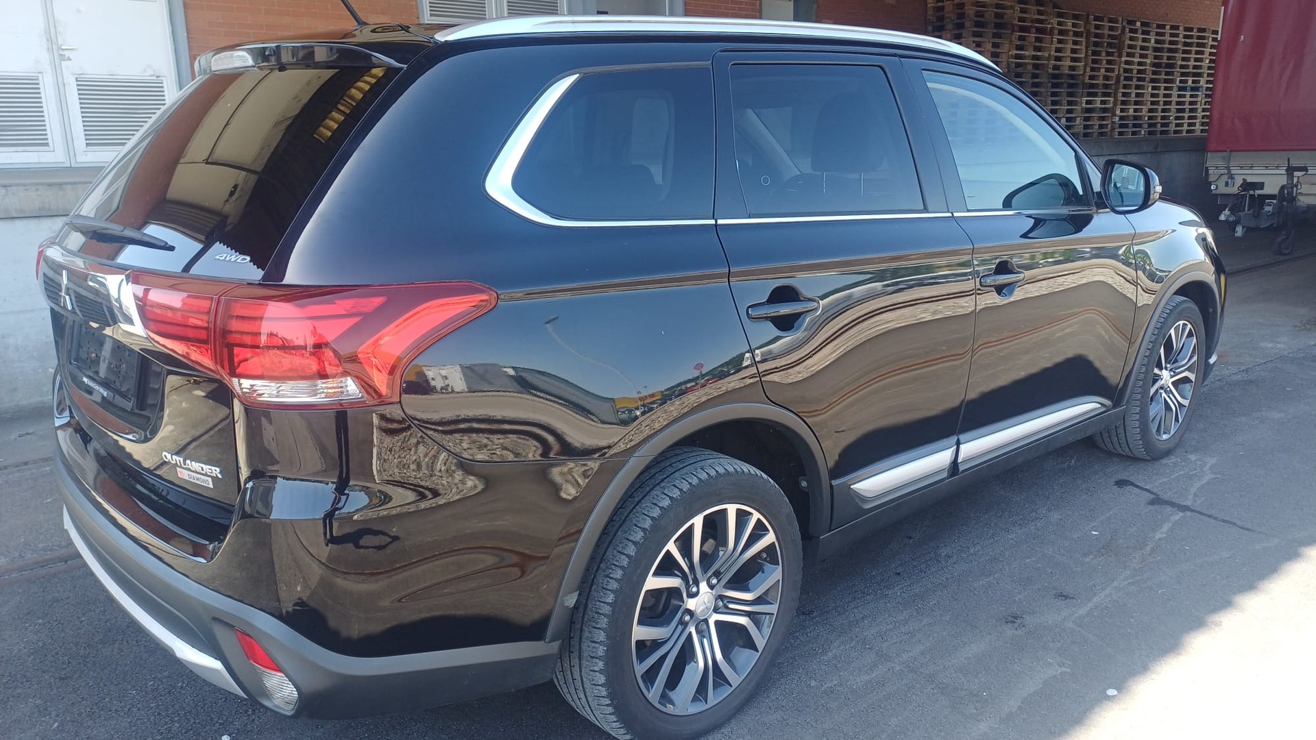 MITSUBISHI Outlander 2.2 DID Diamond Annivers. 4WD 7 Plätze Automatic-image-4