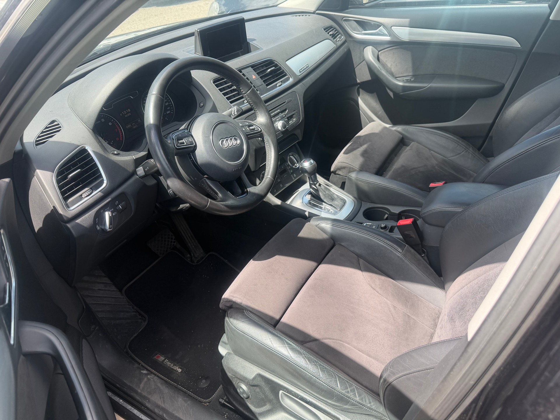 AUDI Q3 2.0 TFSI quattro S-tronic-image-4