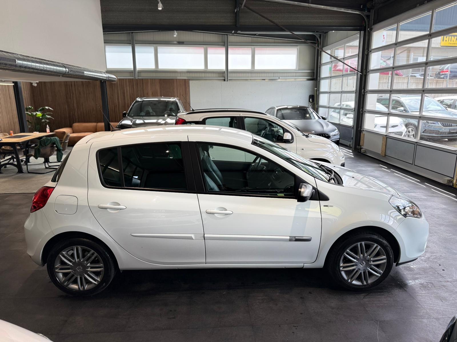 RENAULT Clio 1.6 16V Night&Day Automatic-image-4