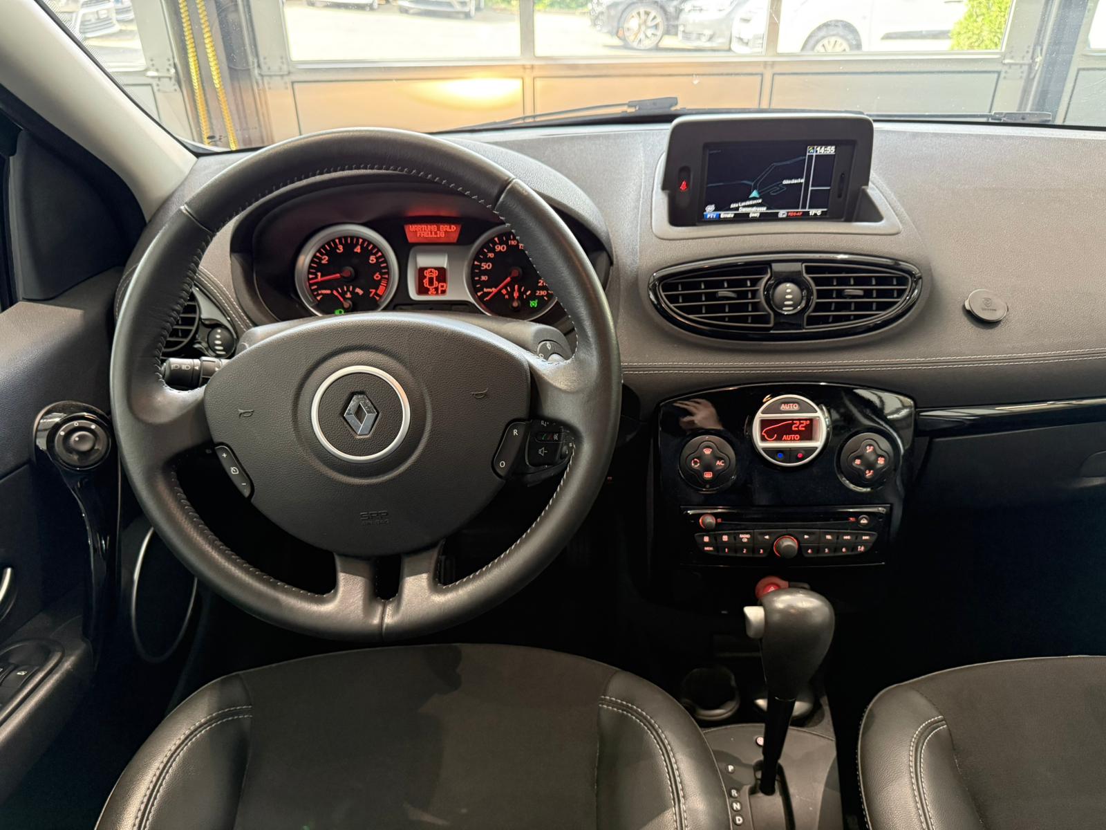 RENAULT Clio 1.6 16V Night&Day Automatic-image-10