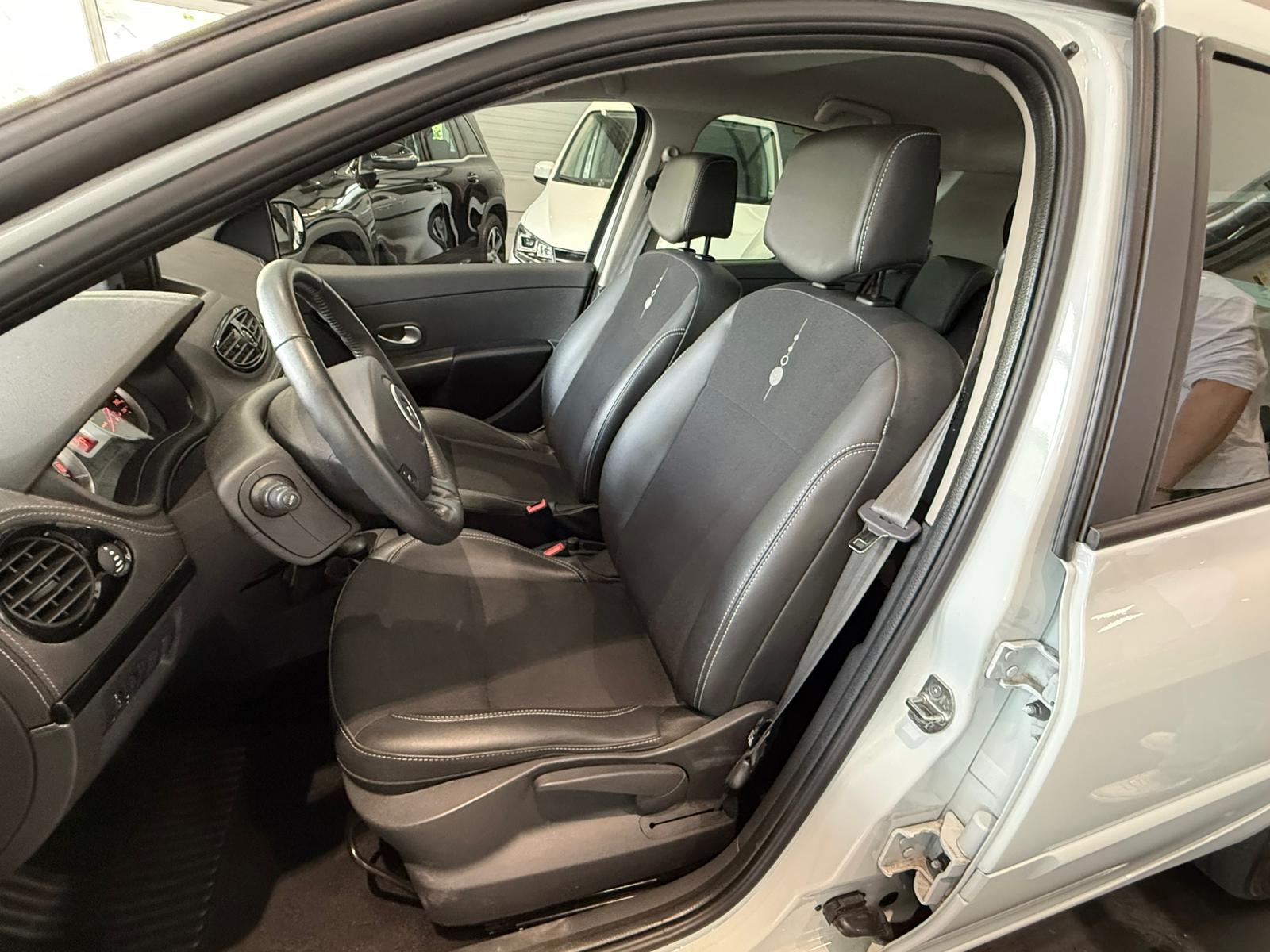 RENAULT Clio 1.6 16V Night&Day Automatic-image-7