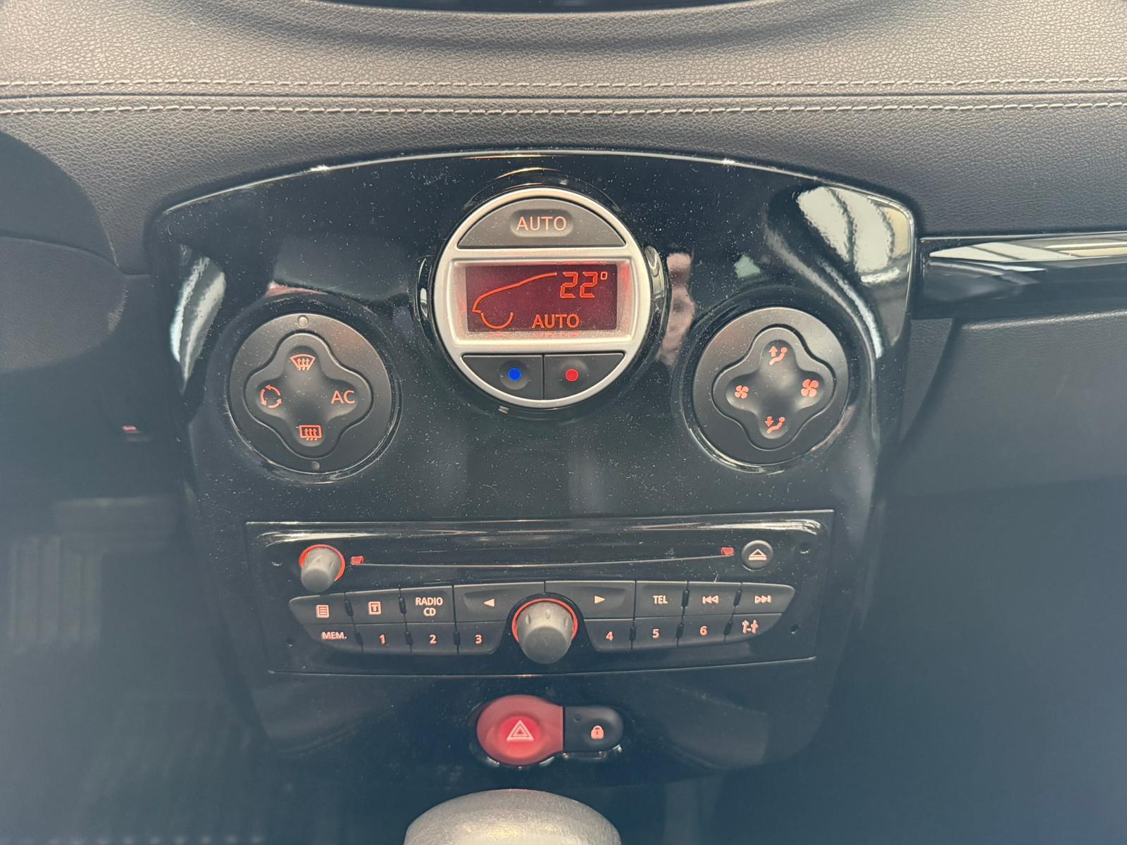 RENAULT Clio 1.6 16V Night&Day Automatic-image-14