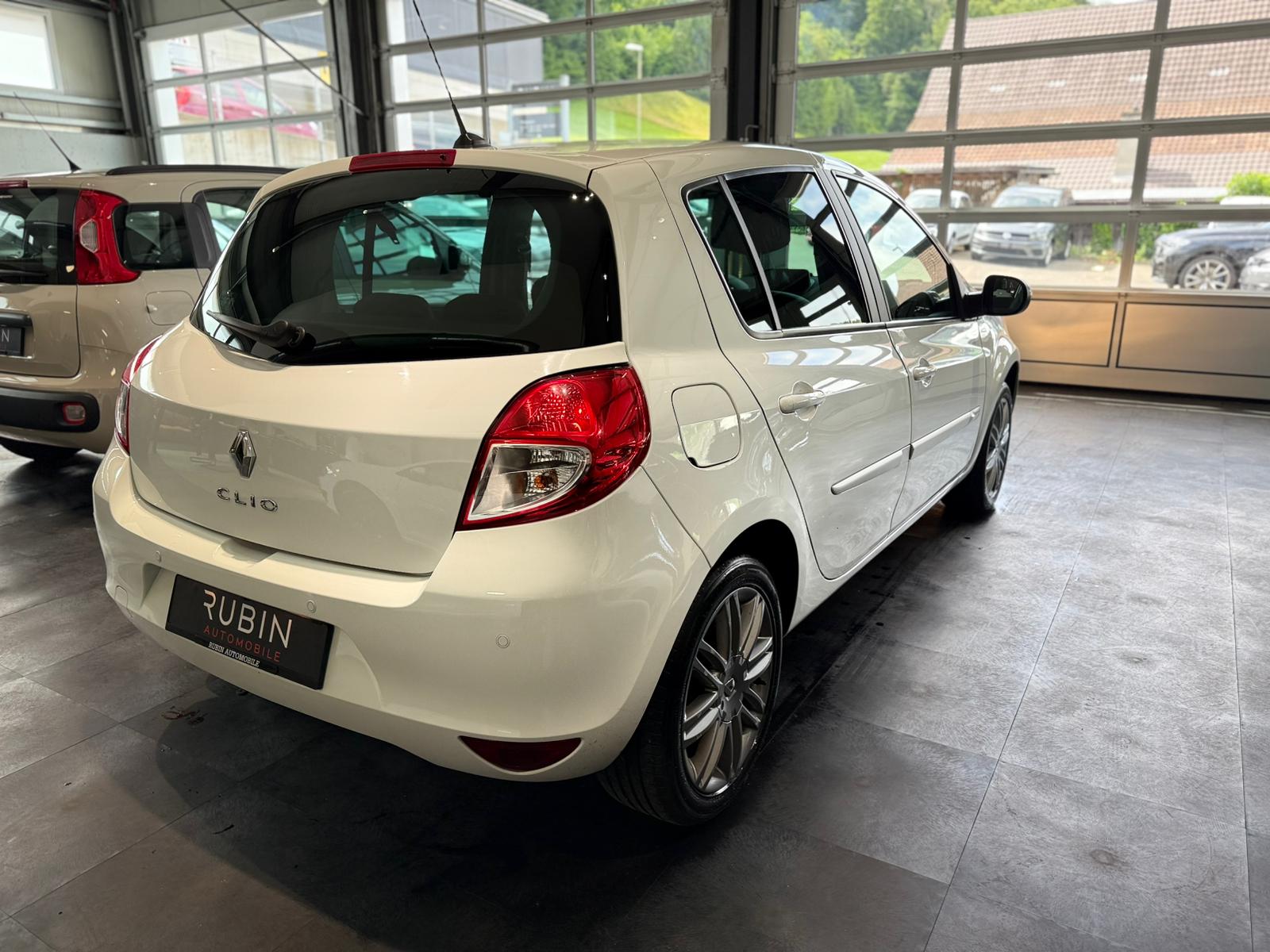RENAULT Clio 1.6 16V Night&Day Automatic-showroom-element-3