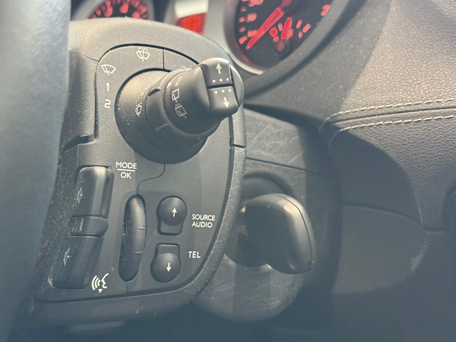 RENAULT Clio 1.6 16V Night&Day Automatic-image-15