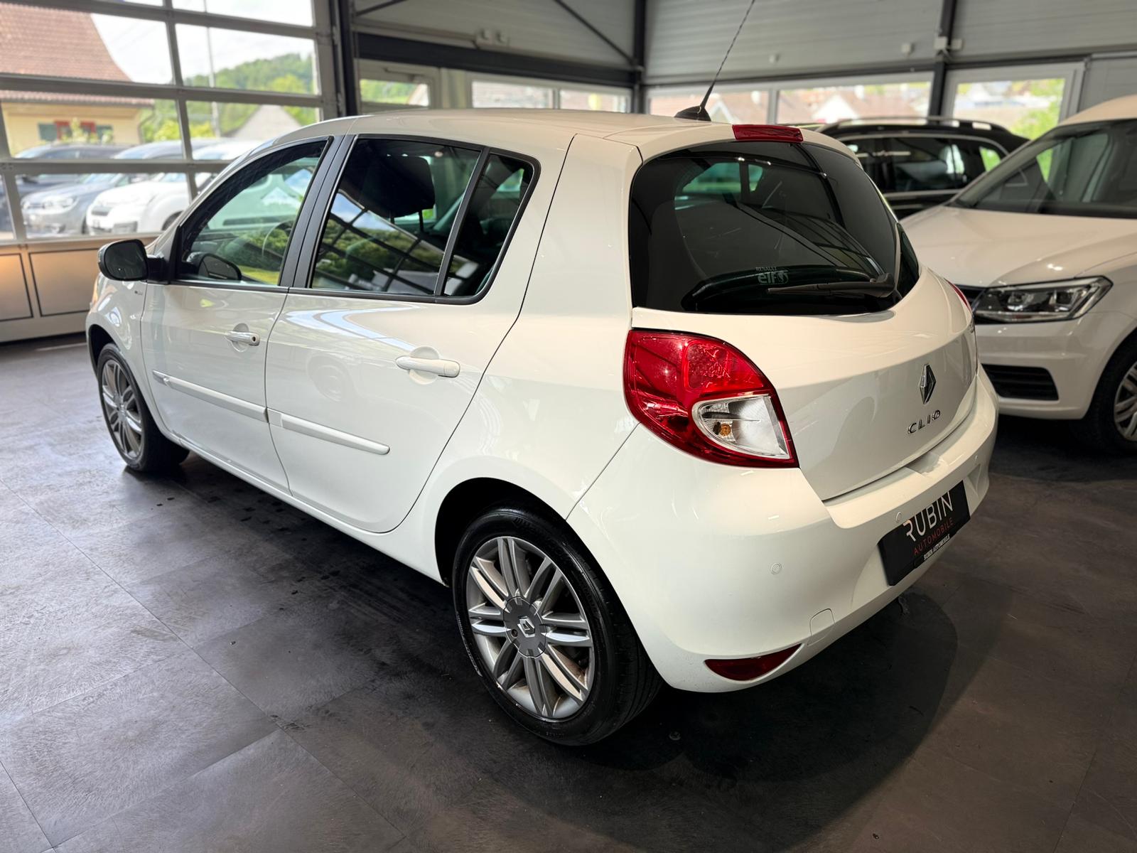 RENAULT Clio 1.6 16V Night&Day Automatic-showroom-element-1