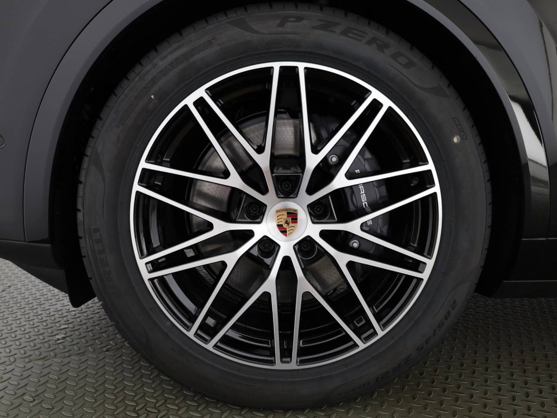 PORSCHE Cayenne E-Hybrid Black Edition-image-26