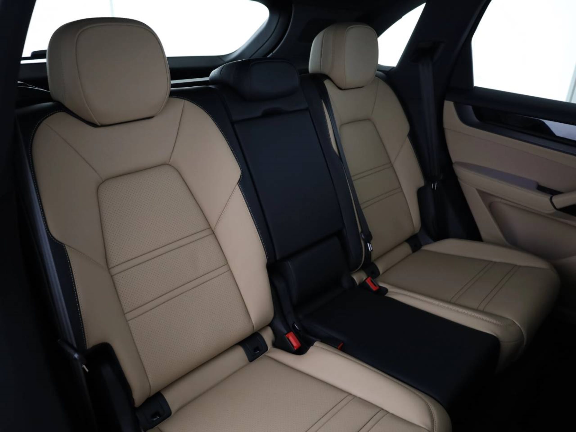 PORSCHE Cayenne E-Hybrid Black Edition-image-21