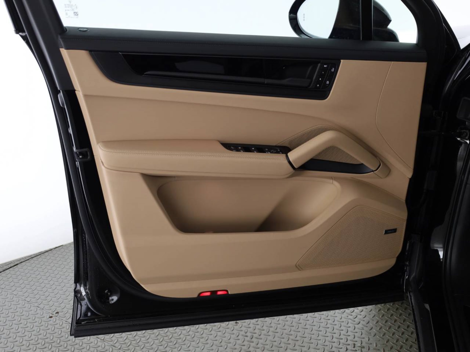 PORSCHE Cayenne E-Hybrid Black Edition-image-22