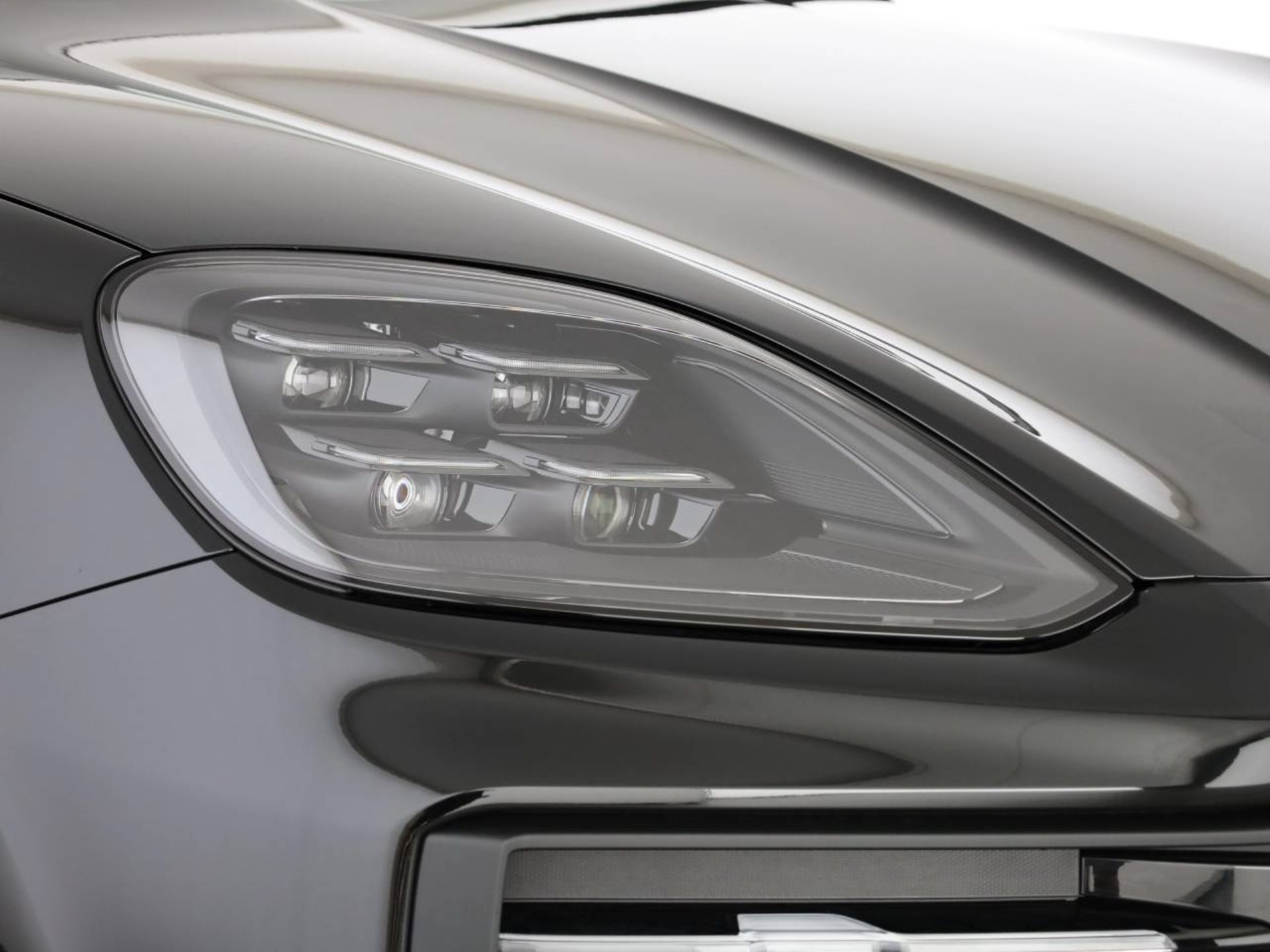 PORSCHE Cayenne E-Hybrid Black Edition-image-23