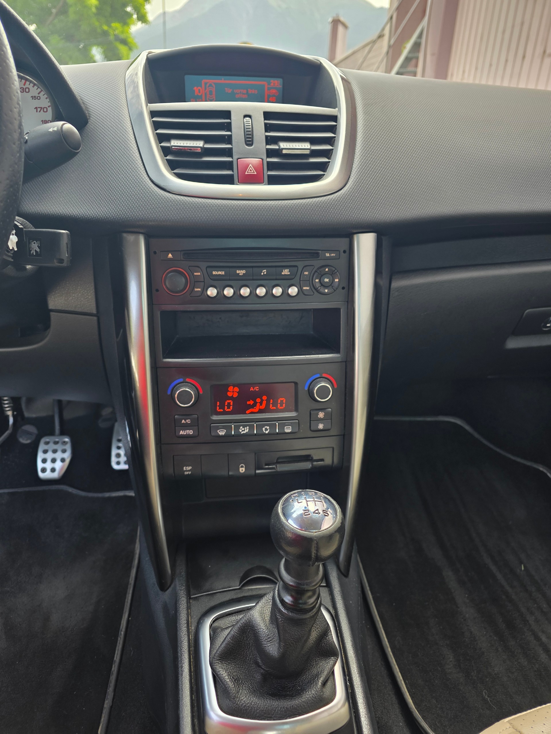 PEUGEOT 207 CC 1.6 16V Turbo Swiss Edition-image-9