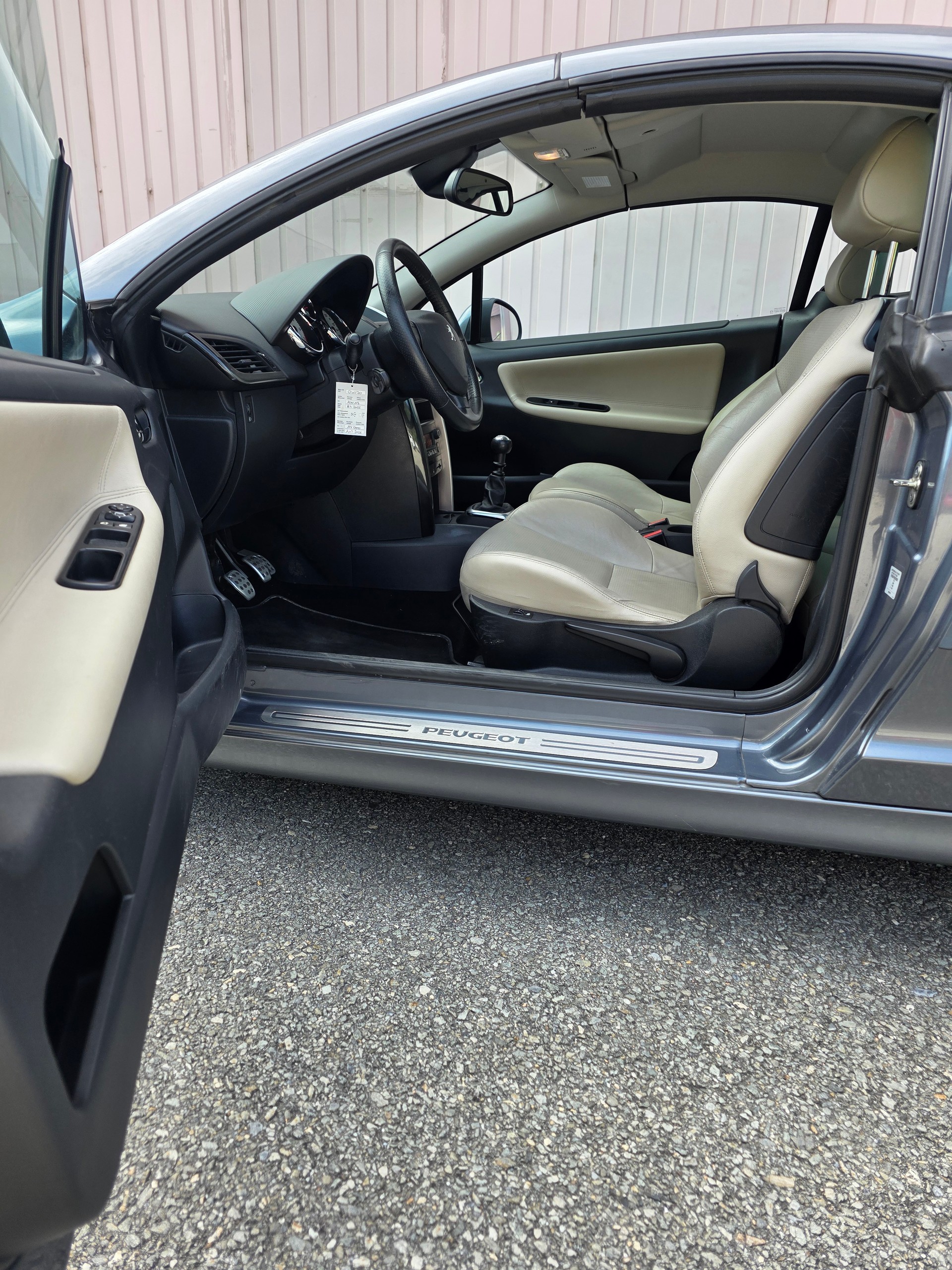 PEUGEOT 207 CC 1.6 16V Turbo Swiss Edition-image-4